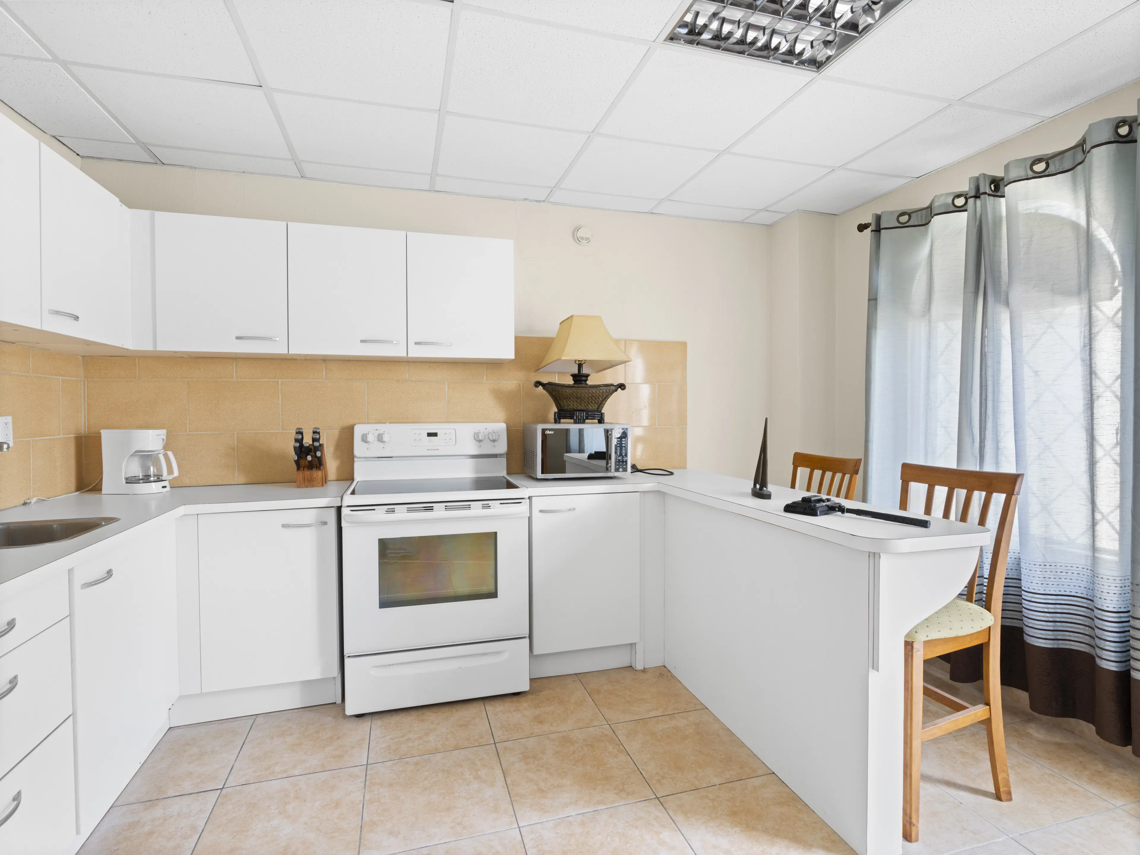 3 one-bedroom apartments (A-8) gelegen in Tower Building van Rainbow Beach Club te Cupecoy (Sint Maarten)