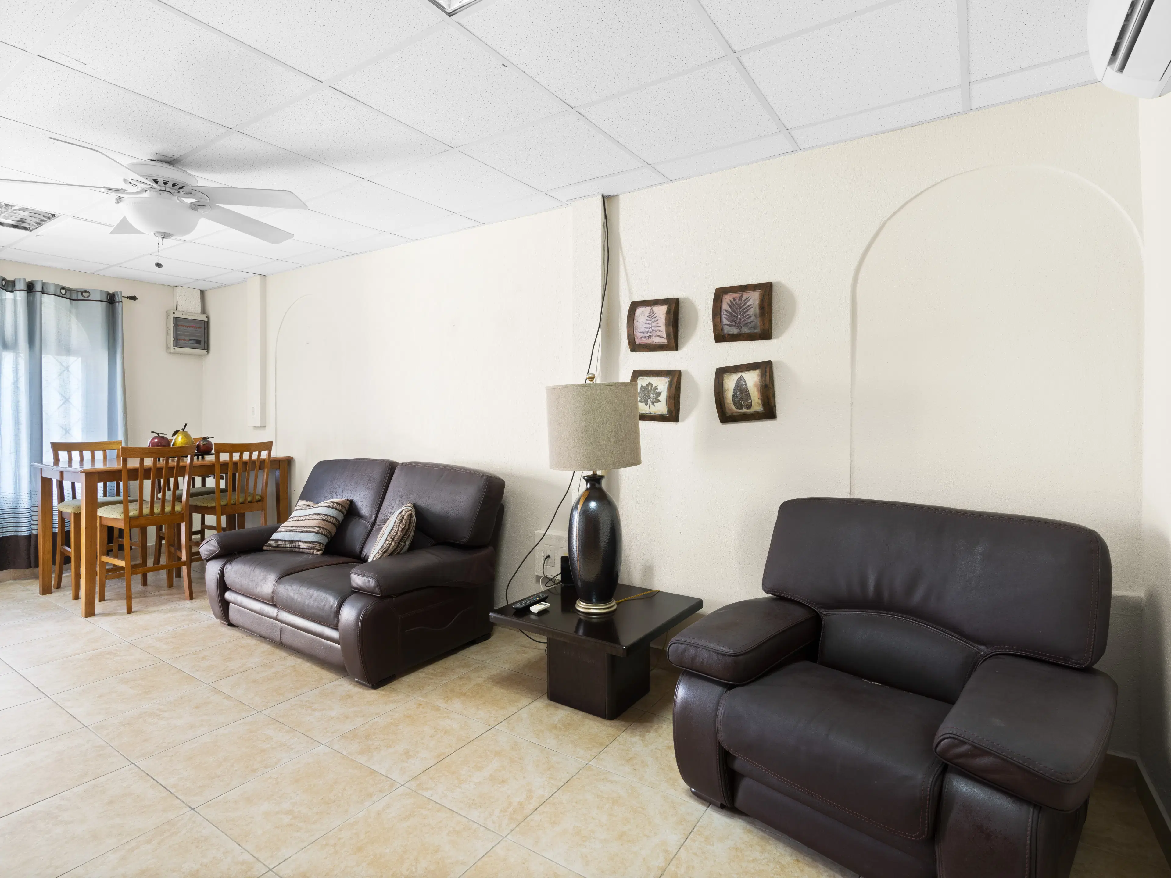 3 one-bedroom apartments (A-8) gelegen in Tower Building van Rainbow Beach Club te Cupecoy (Sint Maarten)