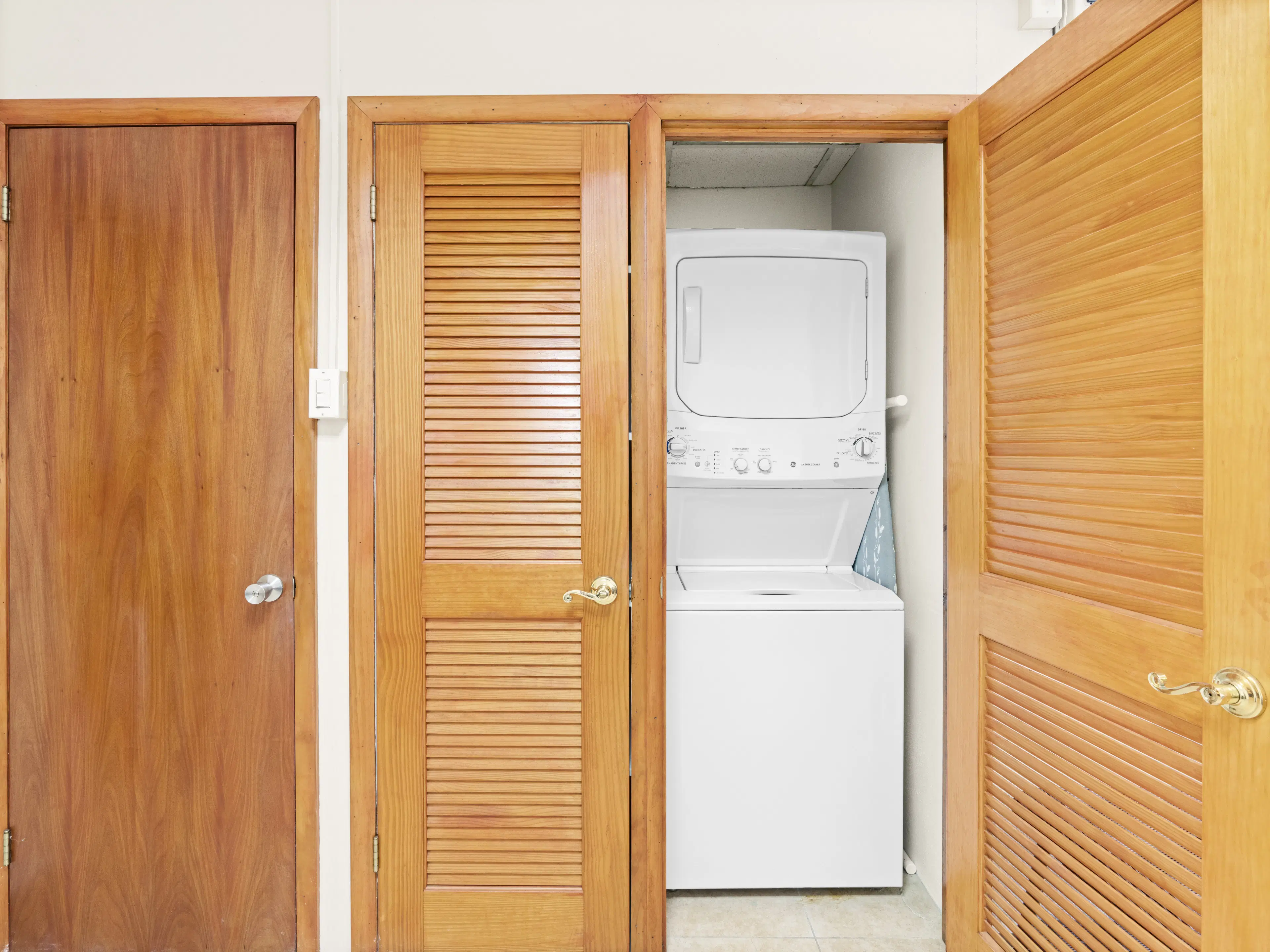 3 one-bedroom apartments (A-8) gelegen in Tower Building van Rainbow Beach Club te Cupecoy (Sint Maarten)