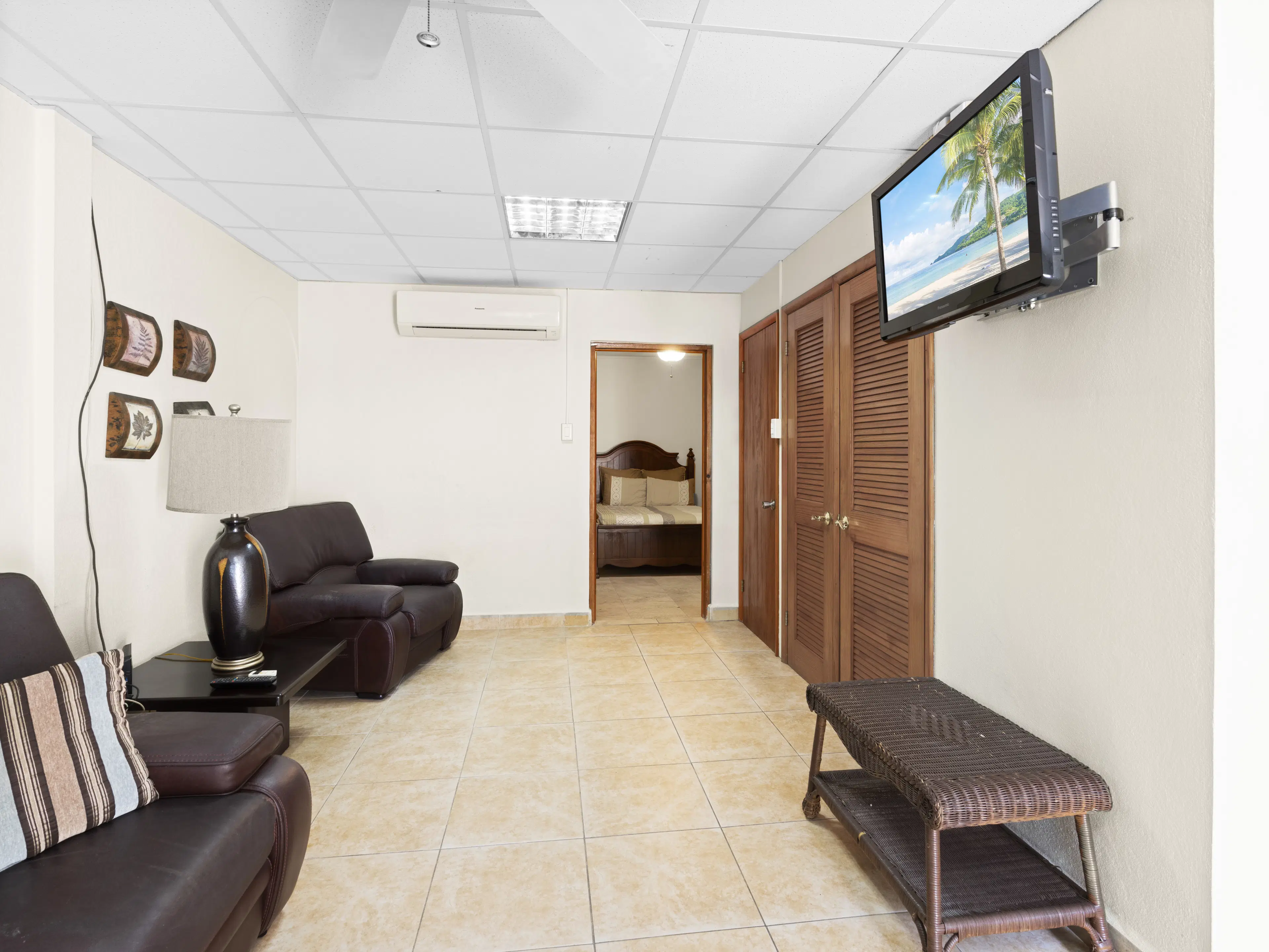 3 one-bedroom apartments (A-8) gelegen in Tower Building van Rainbow Beach Club te Cupecoy (Sint Maarten)