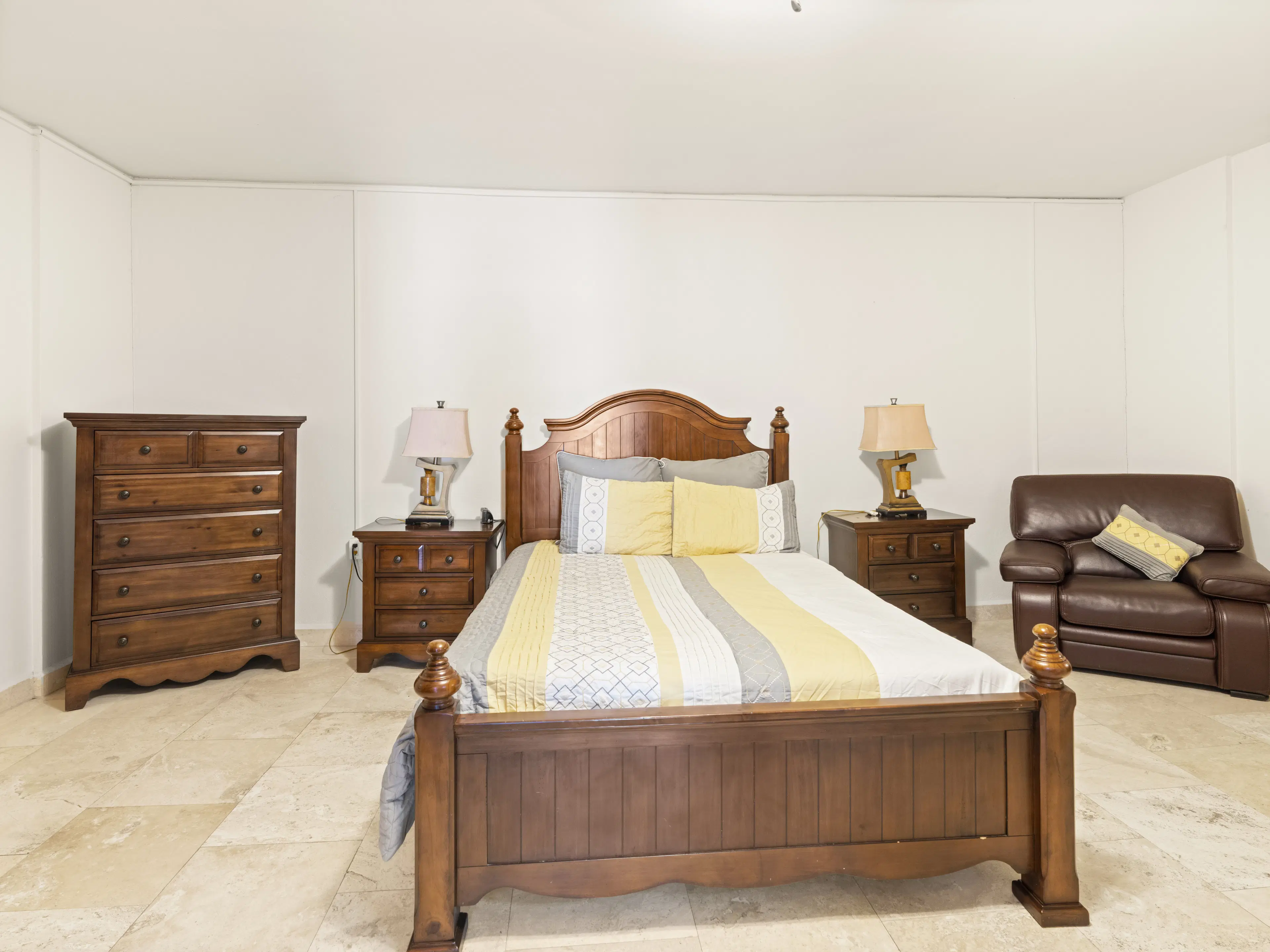 3 one-bedroom apartments (A-8) gelegen in Tower Building van Rainbow Beach Club te Cupecoy (Sint Maarten)