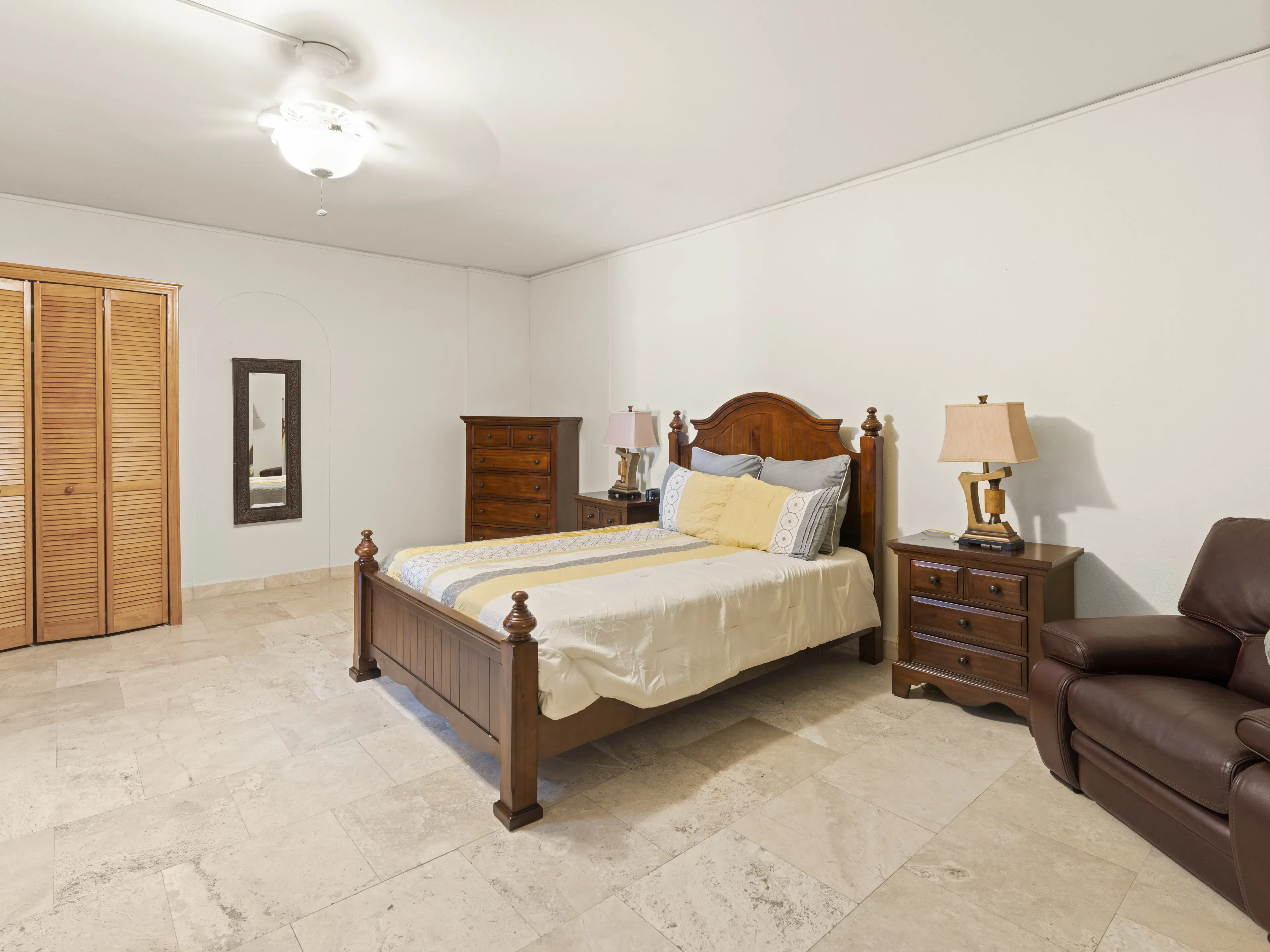 3 one-bedroom apartments (A-8) gelegen in Tower Building van Rainbow Beach Club te Cupecoy (Sint Maarten)