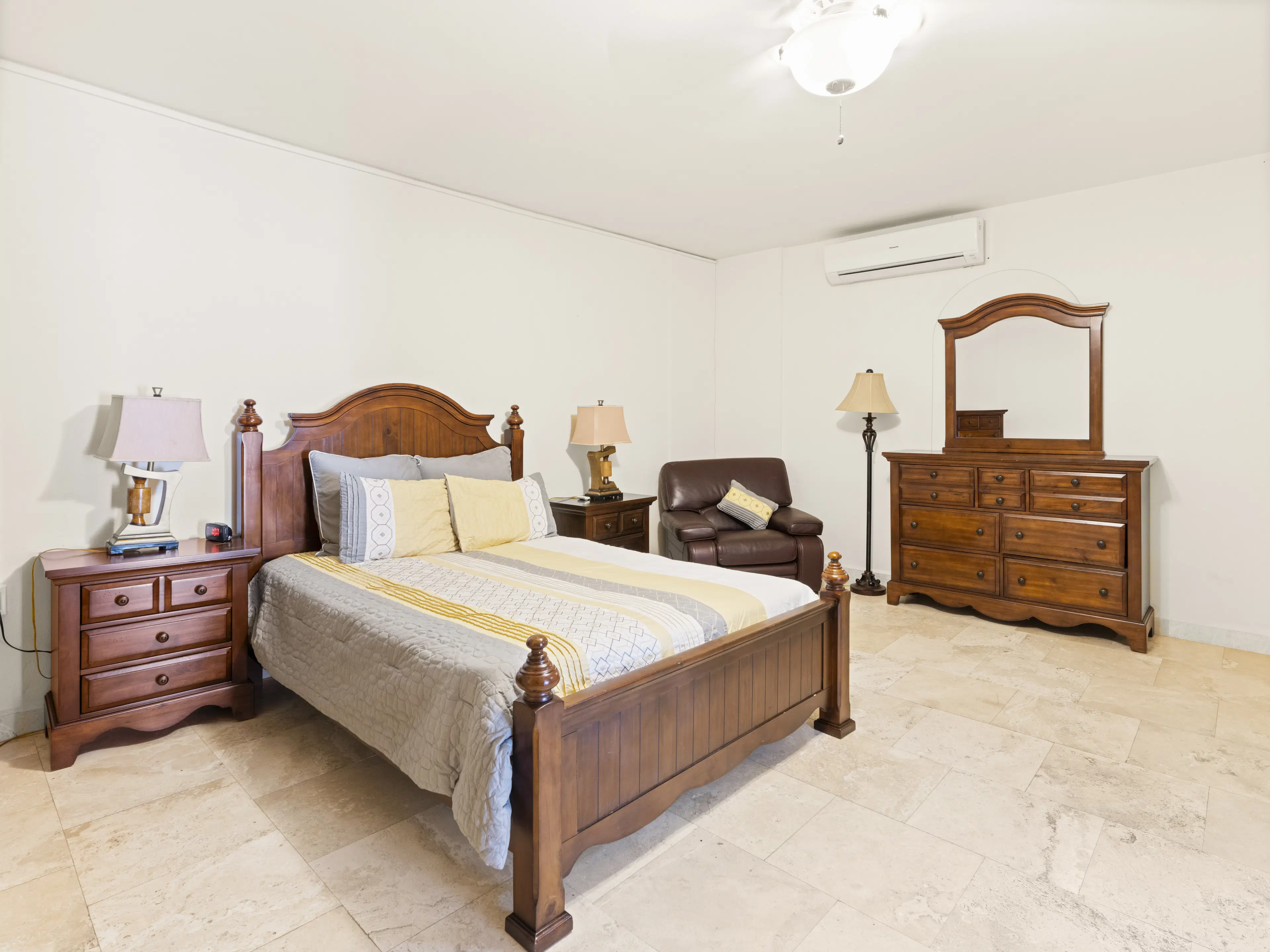 3 one-bedroom apartments (A-8) gelegen in Tower Building van Rainbow Beach Club te Cupecoy (Sint Maarten)