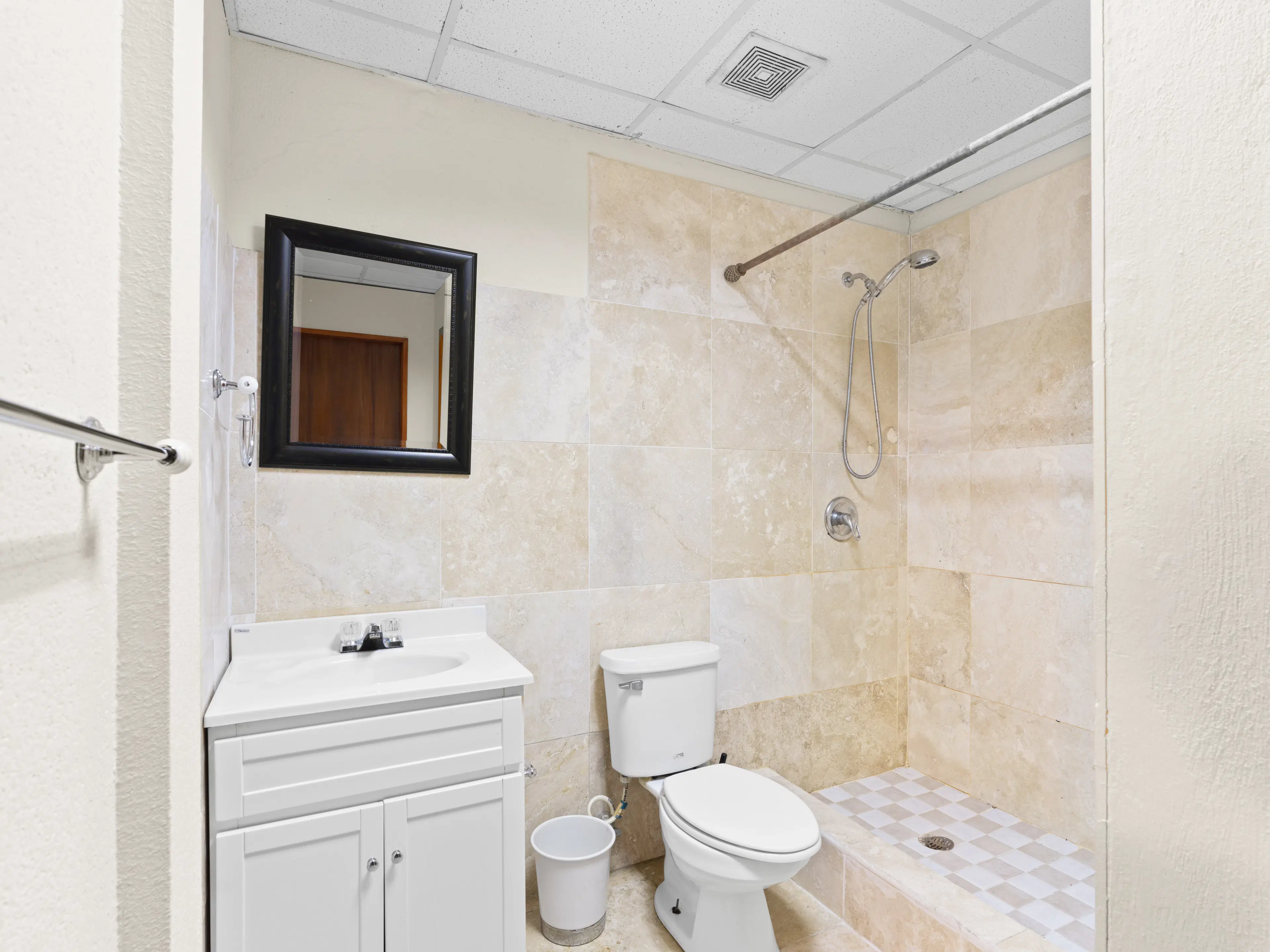 3 one-bedroom apartments (A-8) gelegen in Tower Building van Rainbow Beach Club te Cupecoy (Sint Maarten)