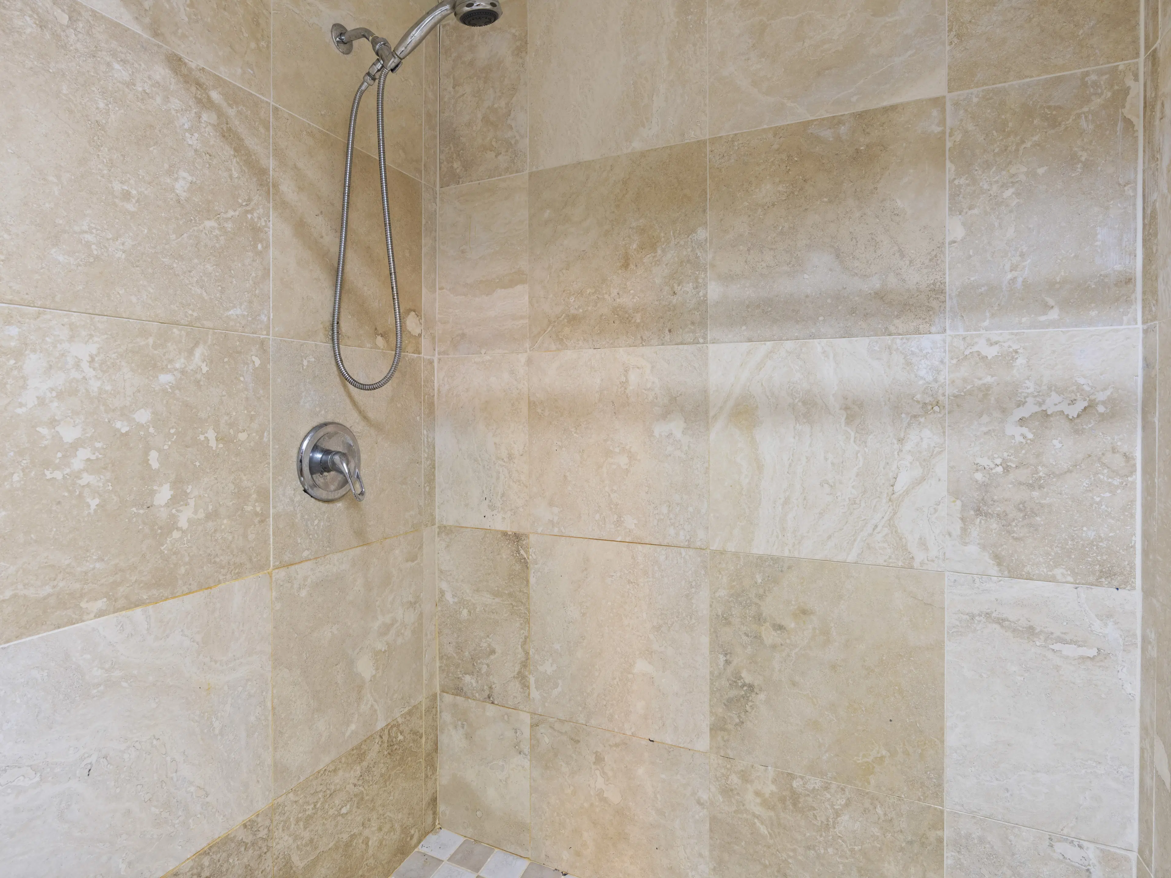 3 one-bedroom apartments (A-8) gelegen in Tower Building van Rainbow Beach Club te Cupecoy (Sint Maarten)