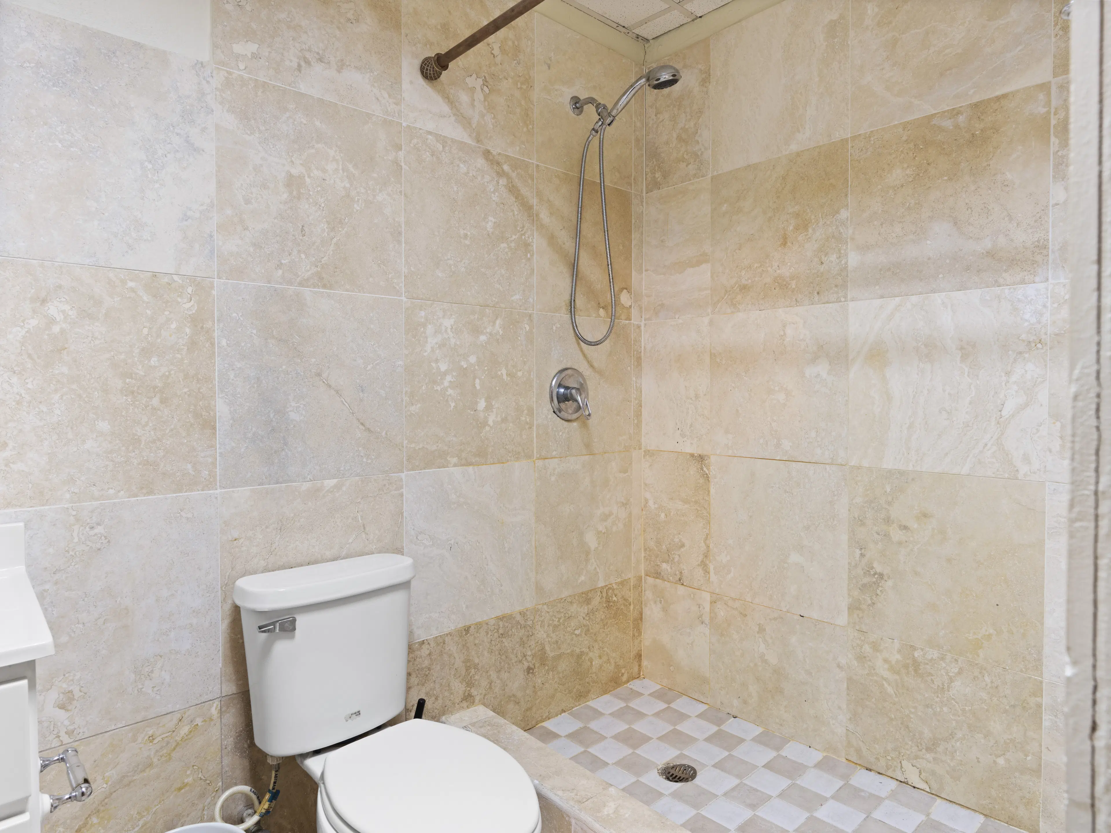3 one-bedroom apartments (A-8) gelegen in Tower Building van Rainbow Beach Club te Cupecoy (Sint Maarten)