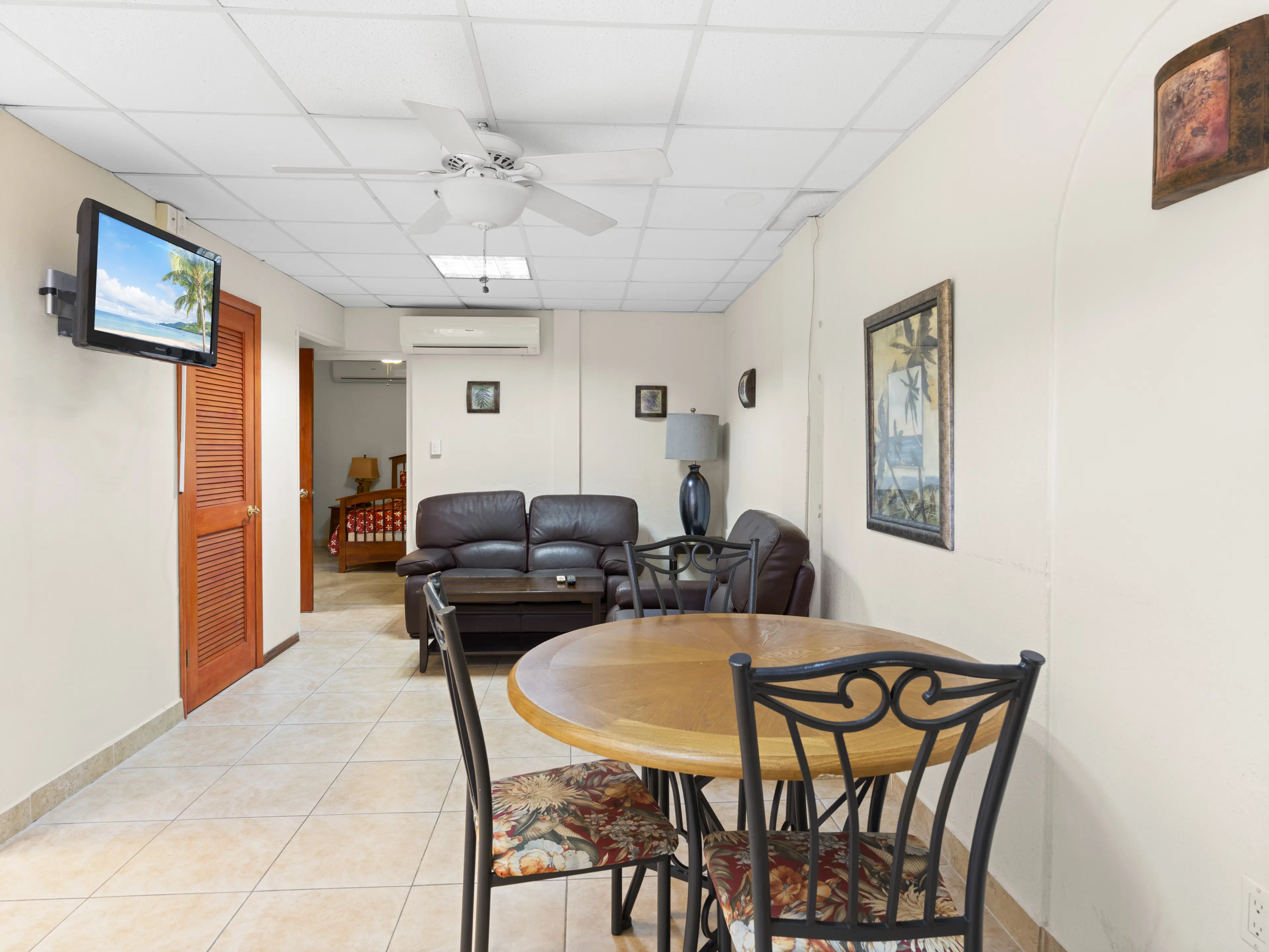 3 one-bedroom apartments (A-8) gelegen in Tower Building van Rainbow Beach Club te Cupecoy (Sint Maarten)