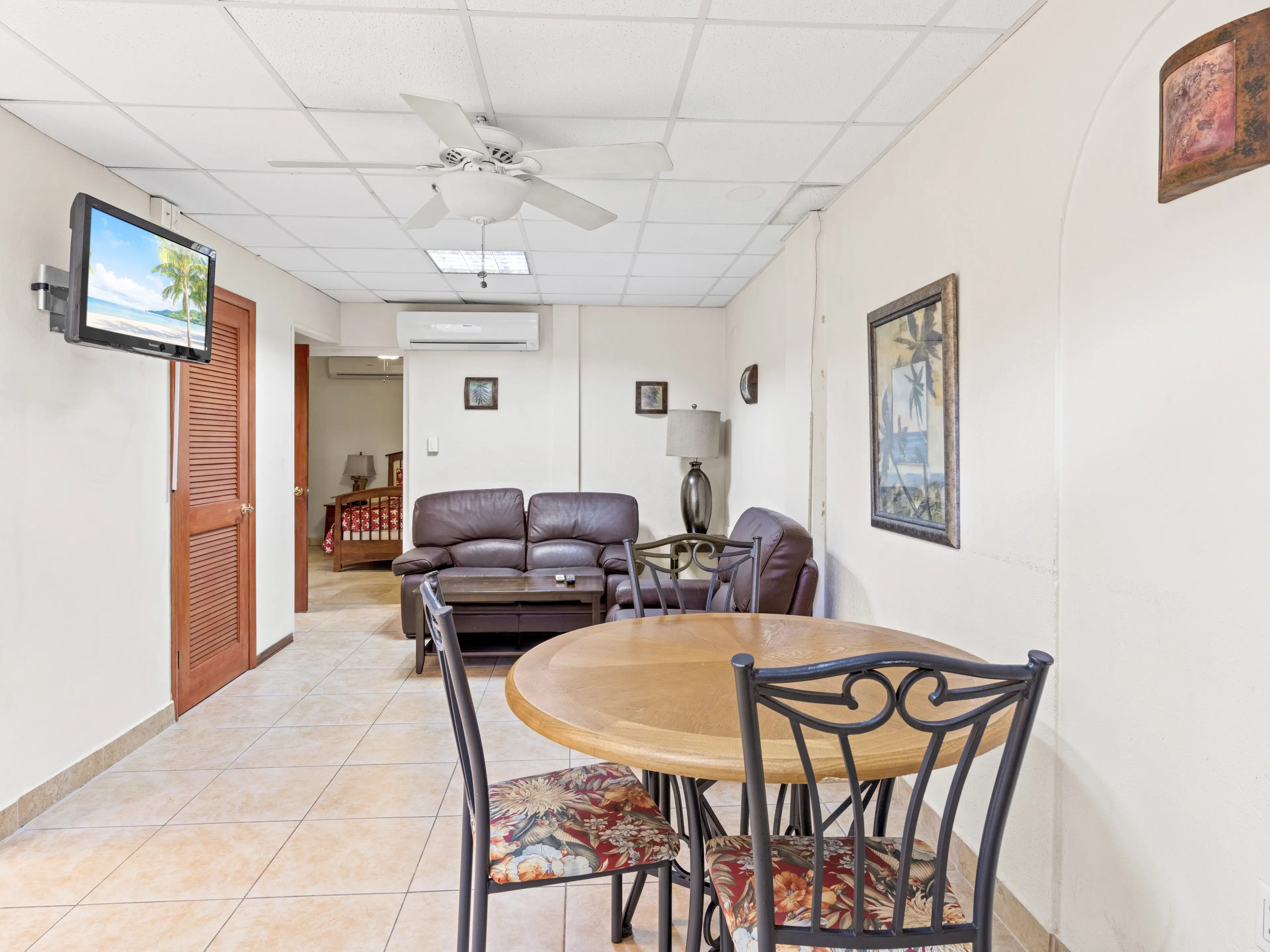 3 one-bedroom apartments (A-8) gelegen in Tower Building van Rainbow Beach Club te Cupecoy (Sint Maarten)