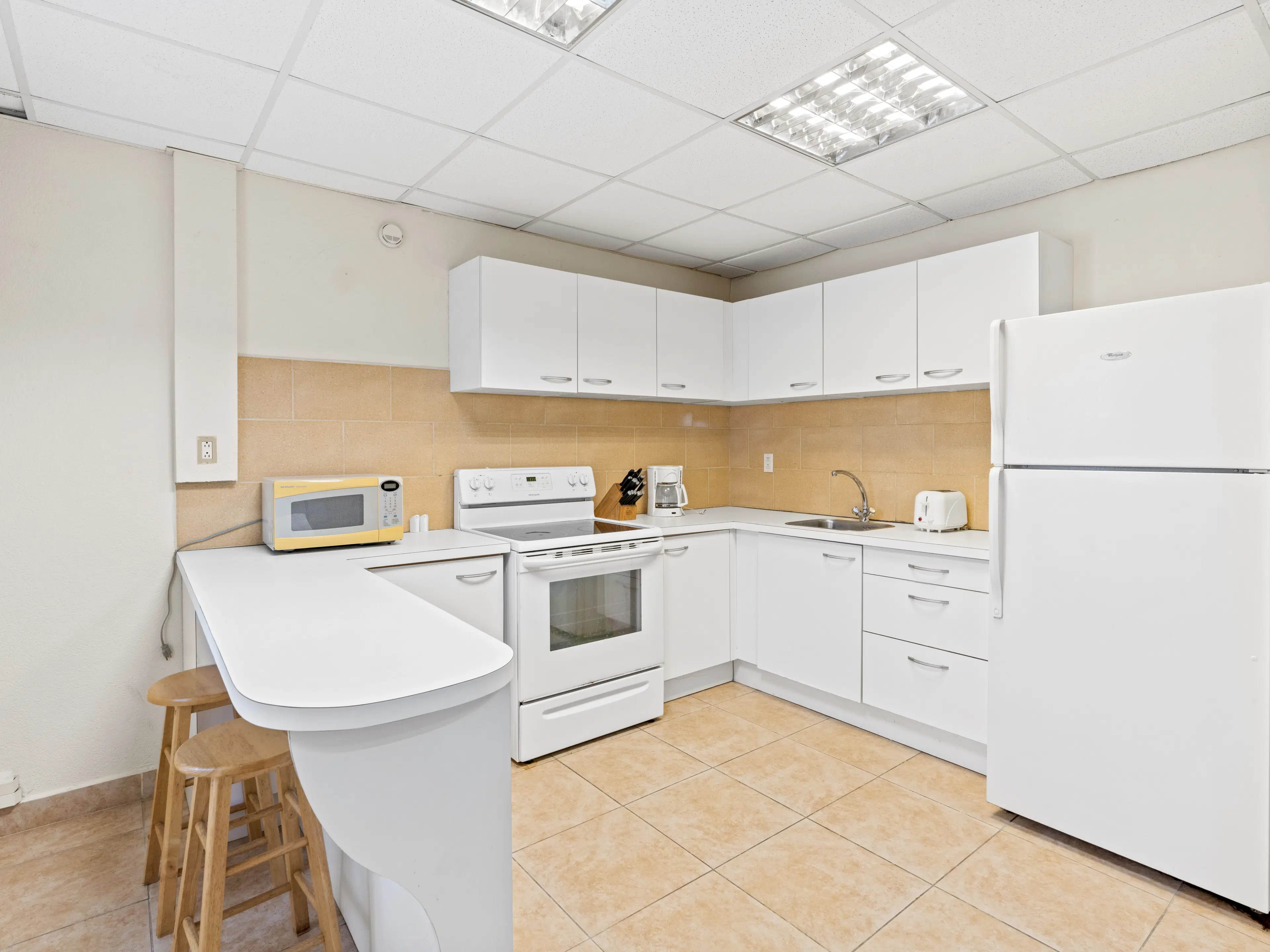 3 one-bedroom apartments (A-8) gelegen in Tower Building van Rainbow Beach Club te Cupecoy (Sint Maarten)