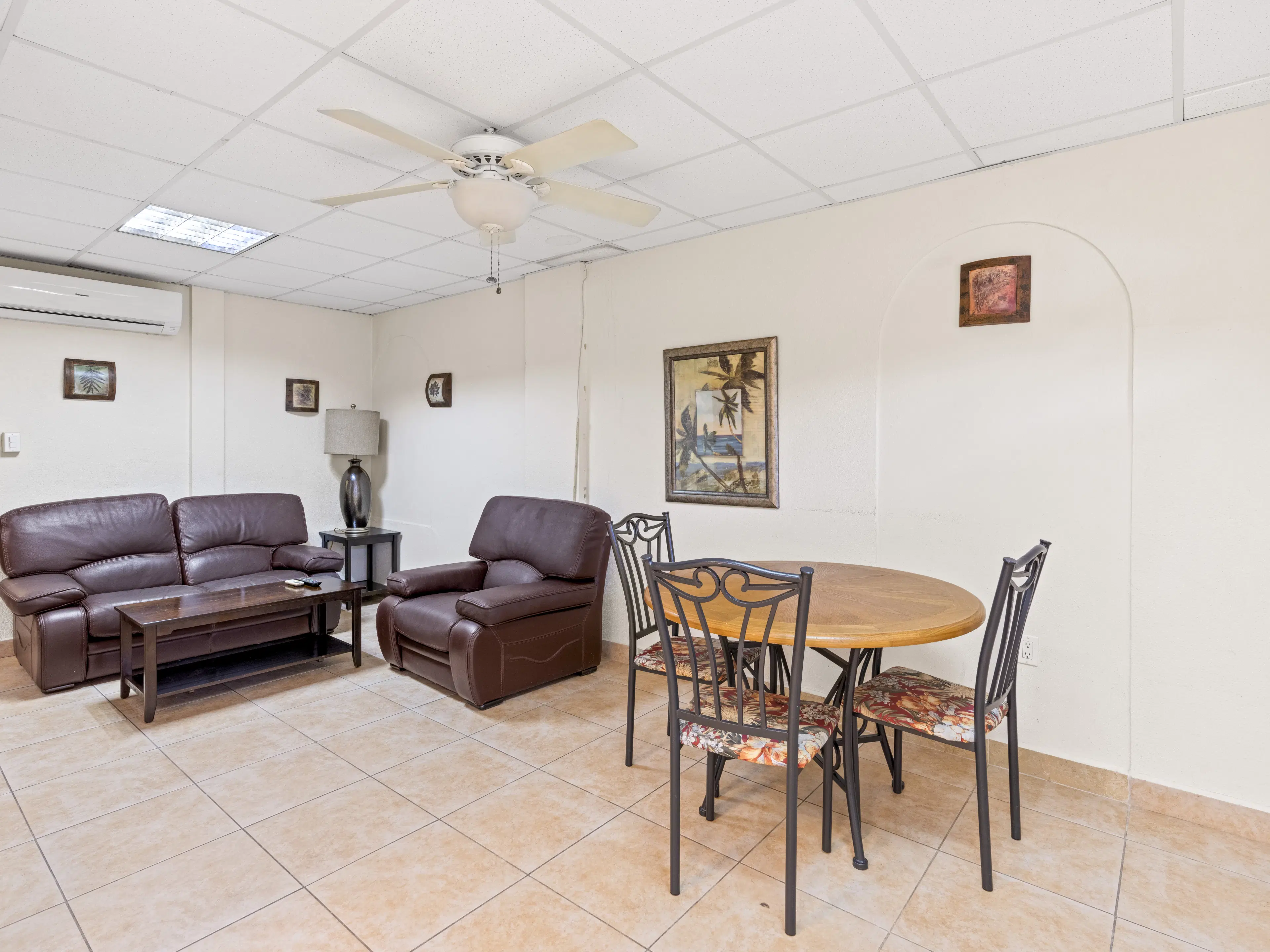 3 one-bedroom apartments (A-8) gelegen in Tower Building van Rainbow Beach Club te Cupecoy (Sint Maarten)
