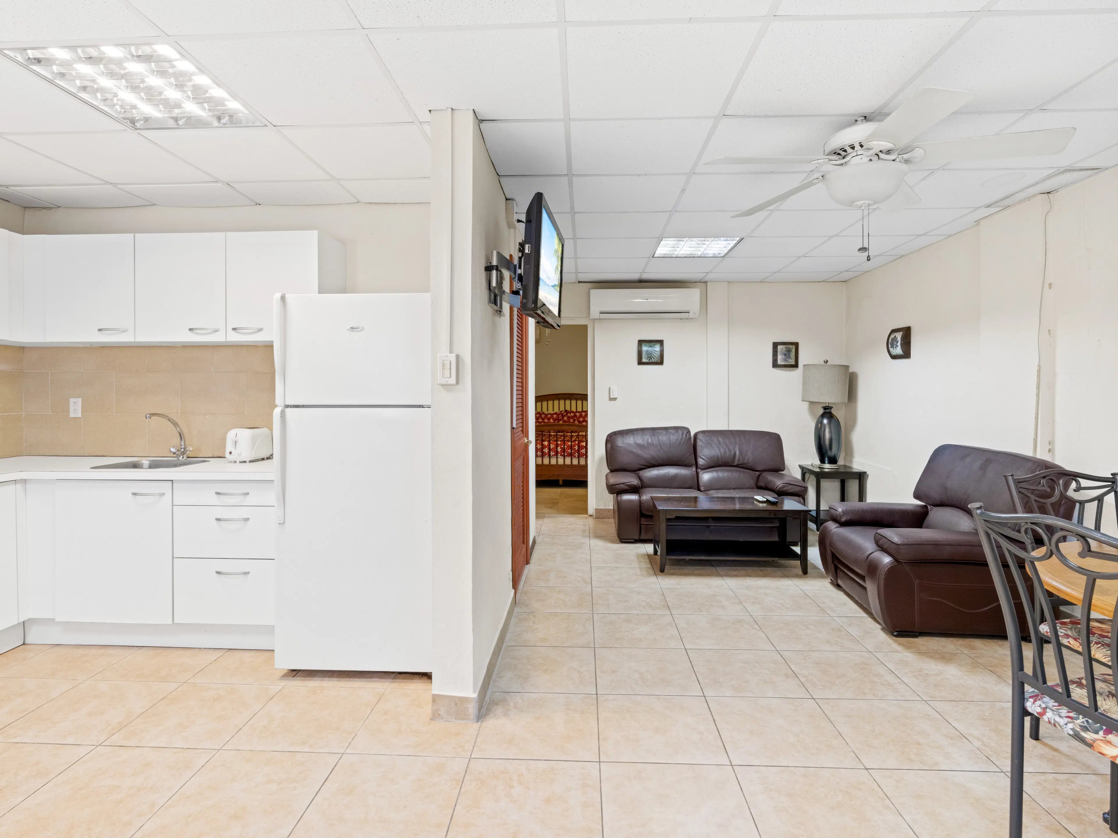 3 one-bedroom apartments (A-8) gelegen in Tower Building van Rainbow Beach Club te Cupecoy (Sint Maarten)