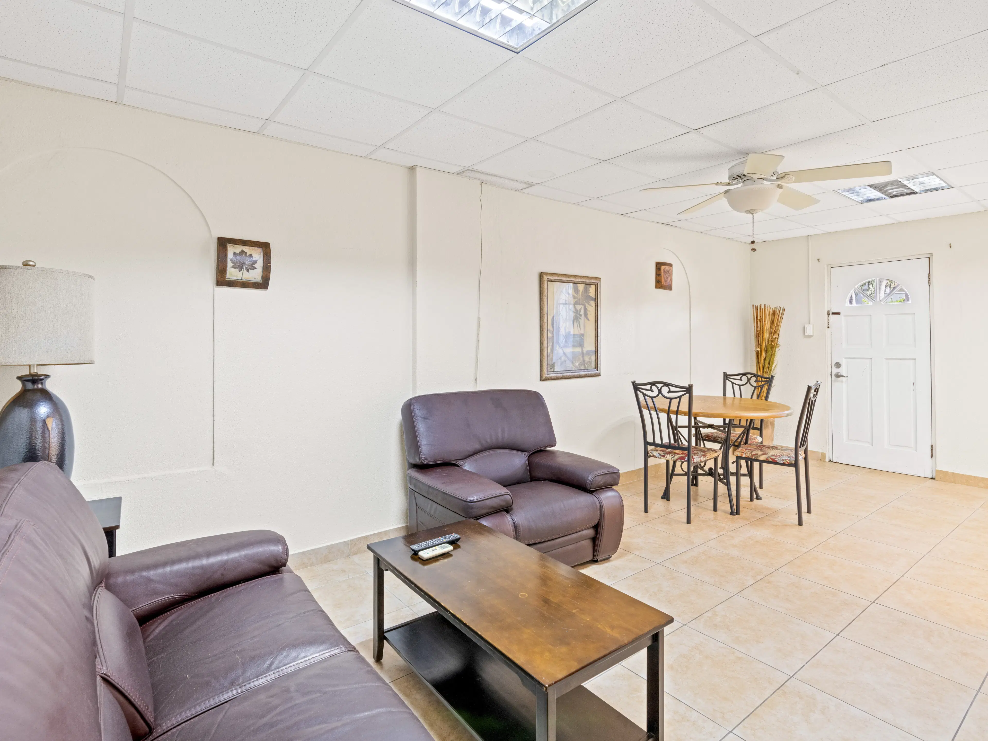 3 one-bedroom apartments (A-8) gelegen in Tower Building van Rainbow Beach Club te Cupecoy (Sint Maarten)