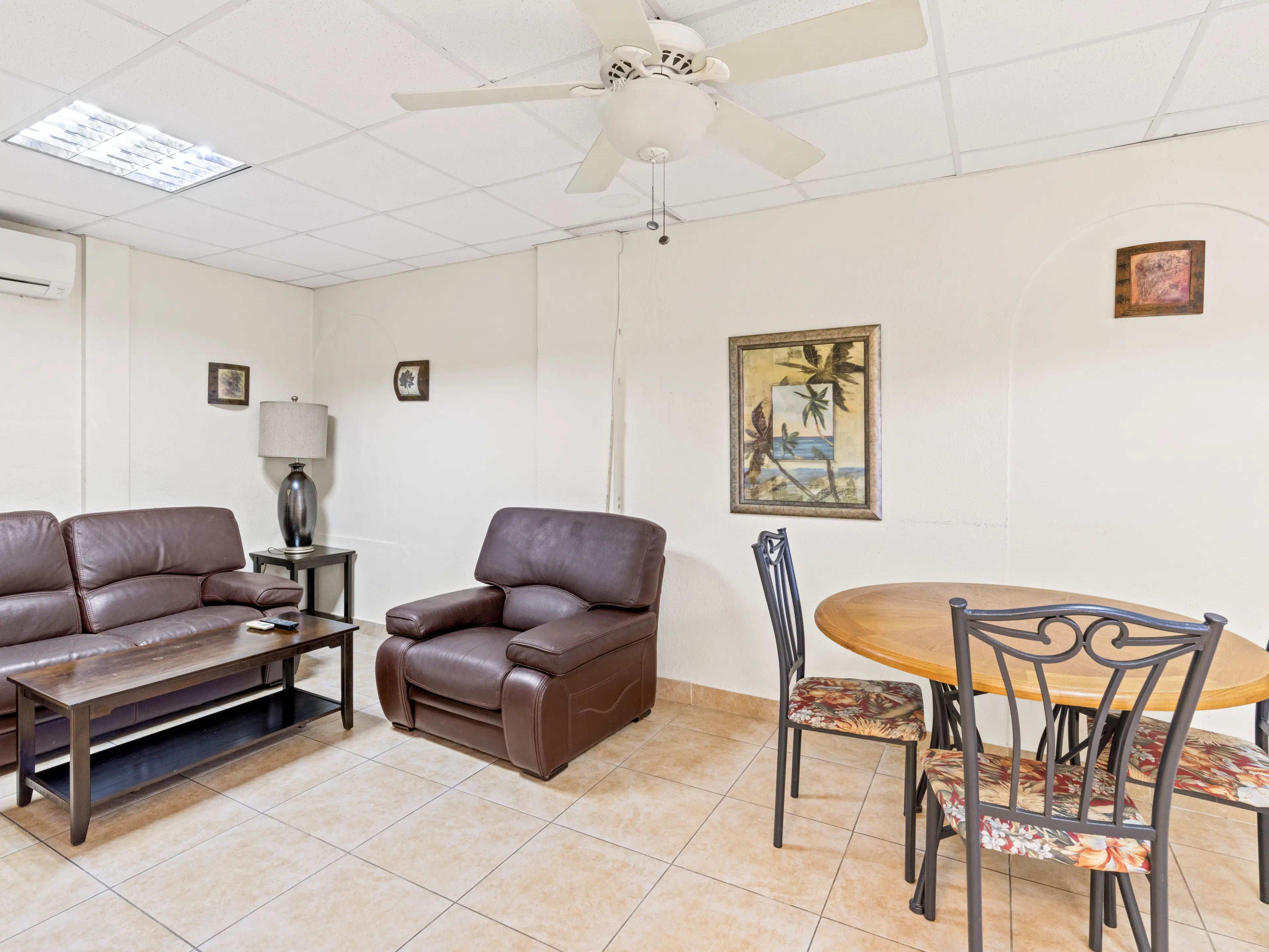 3 one-bedroom apartments (A-8) gelegen in Tower Building van Rainbow Beach Club te Cupecoy (Sint Maarten)