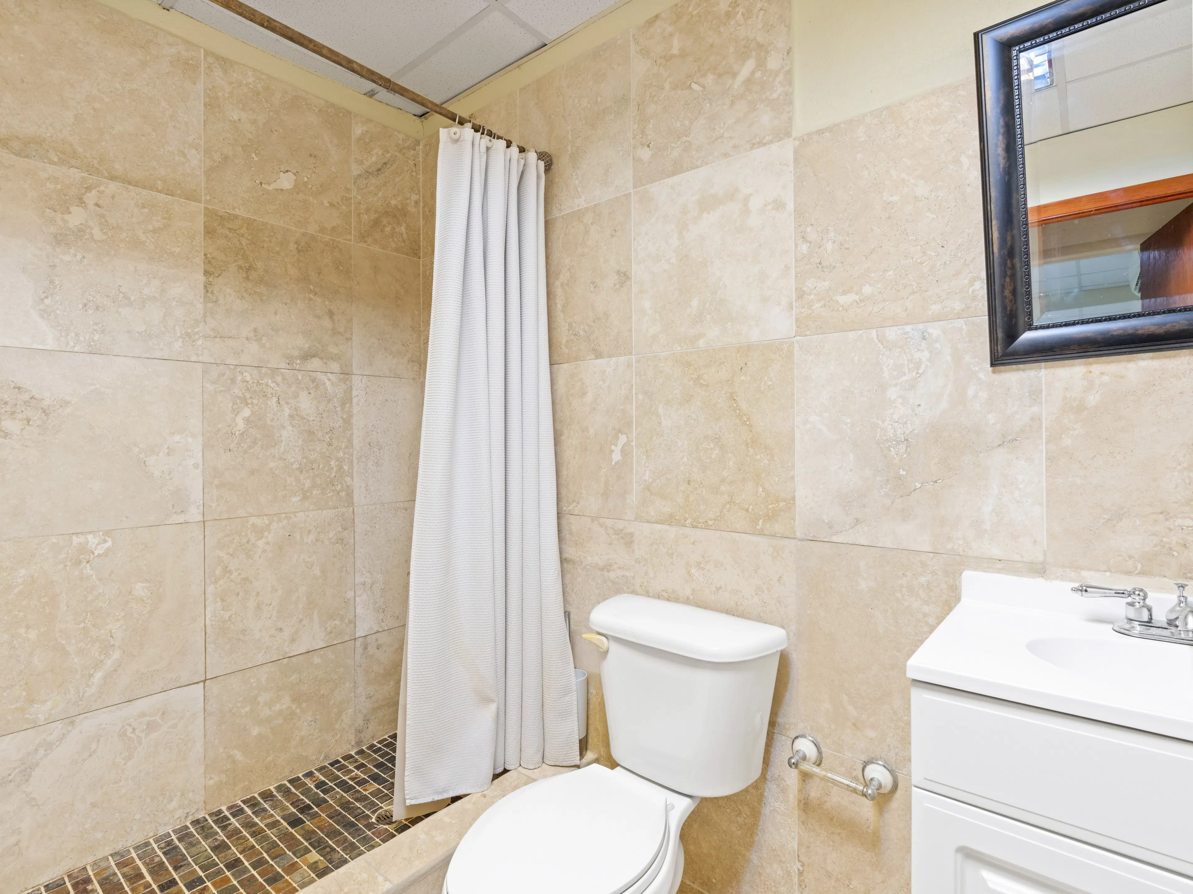 3 one-bedroom apartments (A-8) gelegen in Tower Building van Rainbow Beach Club te Cupecoy (Sint Maarten)