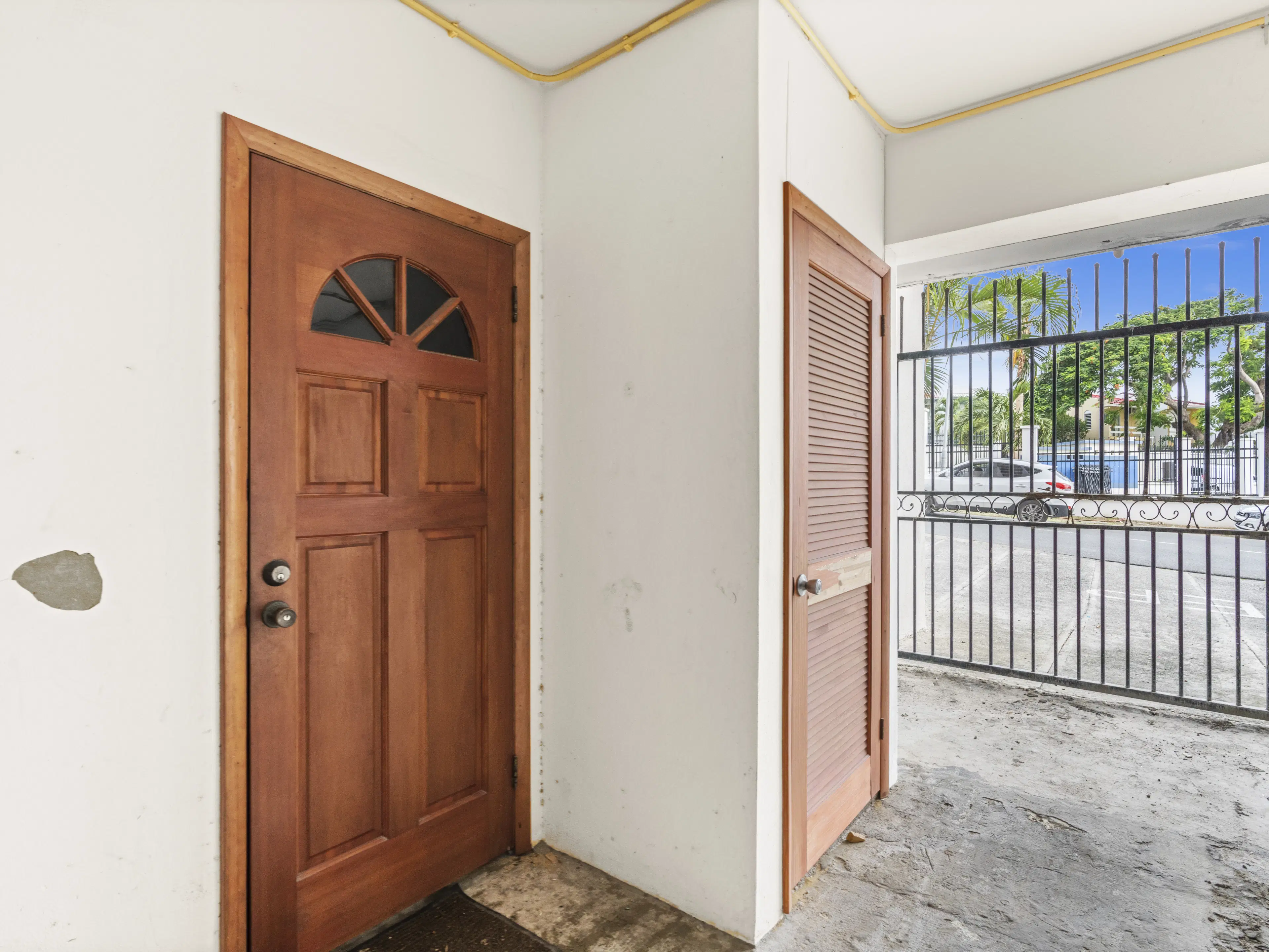 3 one-bedroom apartments (A-8) gelegen in Tower Building van Rainbow Beach Club te Cupecoy (Sint Maarten)