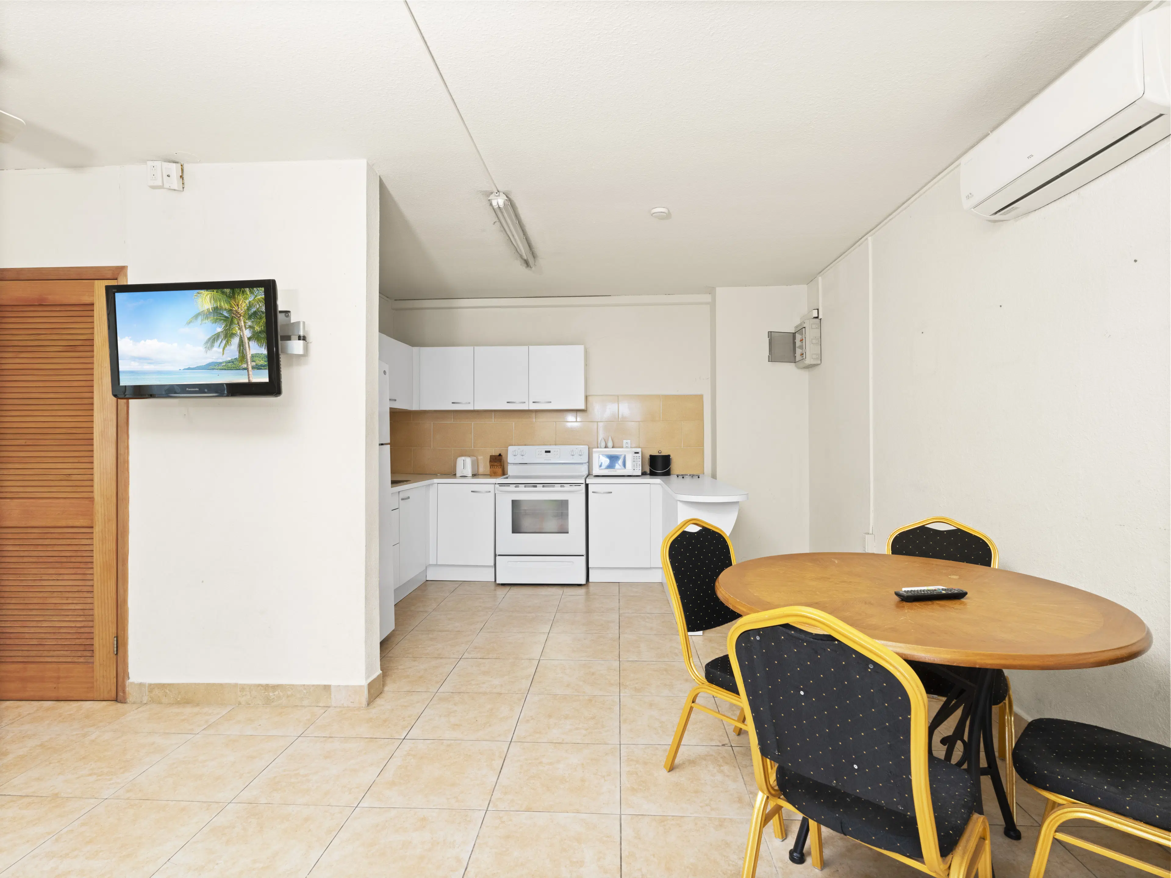 3 one-bedroom apartments (A-8) gelegen in Tower Building van Rainbow Beach Club te Cupecoy (Sint Maarten)