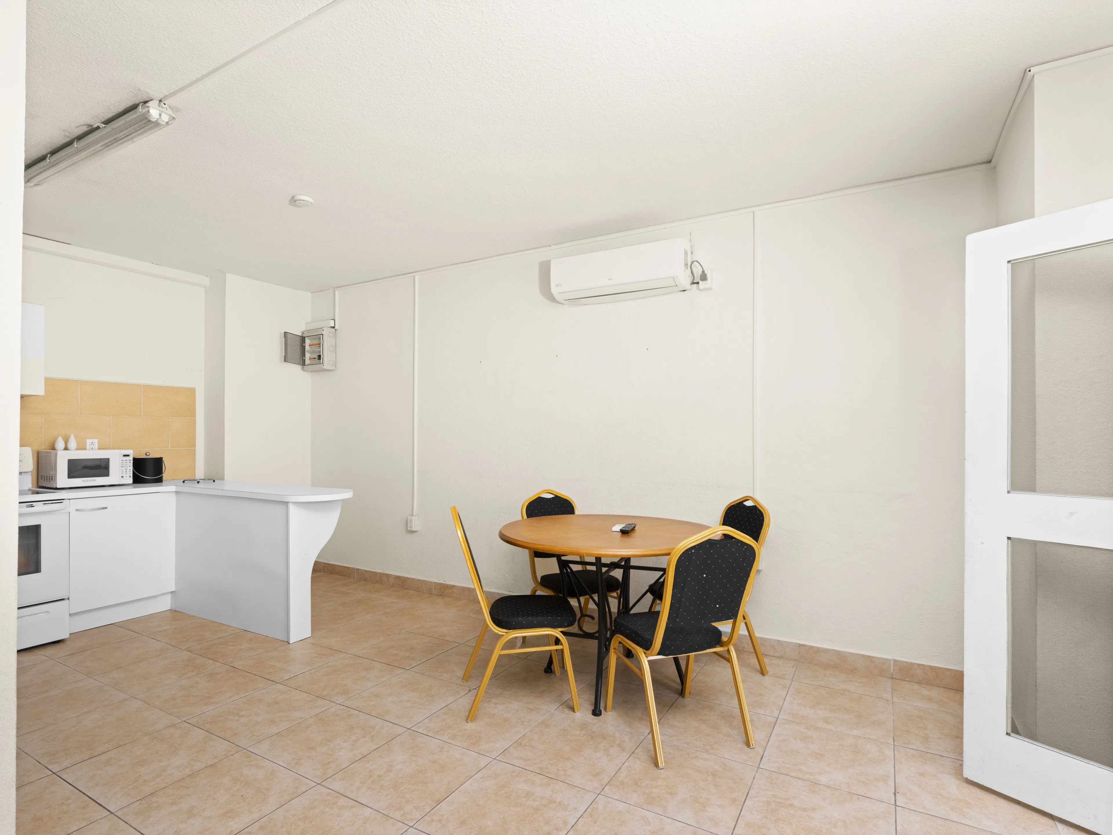 3 one-bedroom apartments (A-8) gelegen in Tower Building van Rainbow Beach Club te Cupecoy (Sint Maarten)