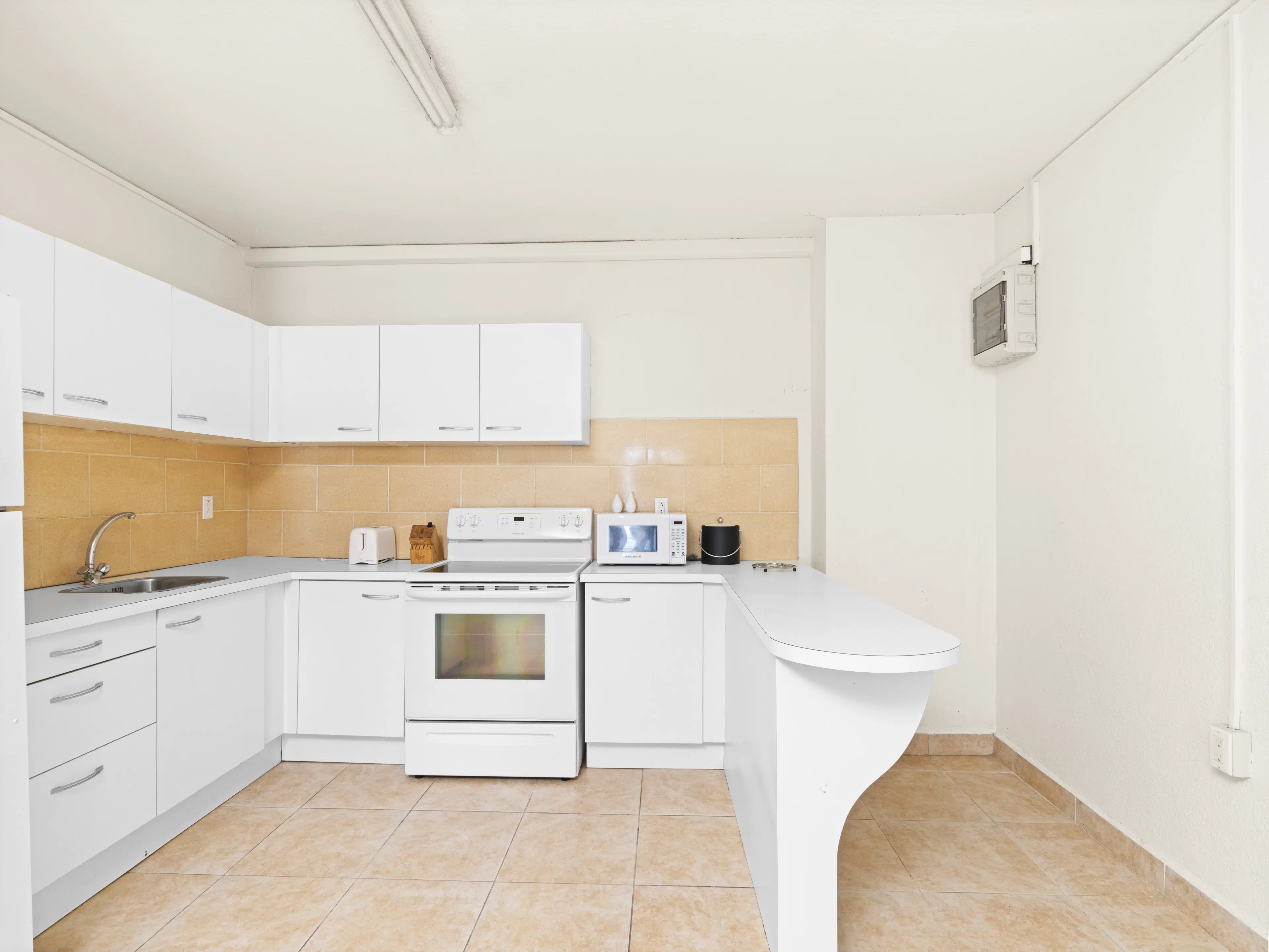 3 one-bedroom apartments (A-8) gelegen in Tower Building van Rainbow Beach Club te Cupecoy (Sint Maarten)