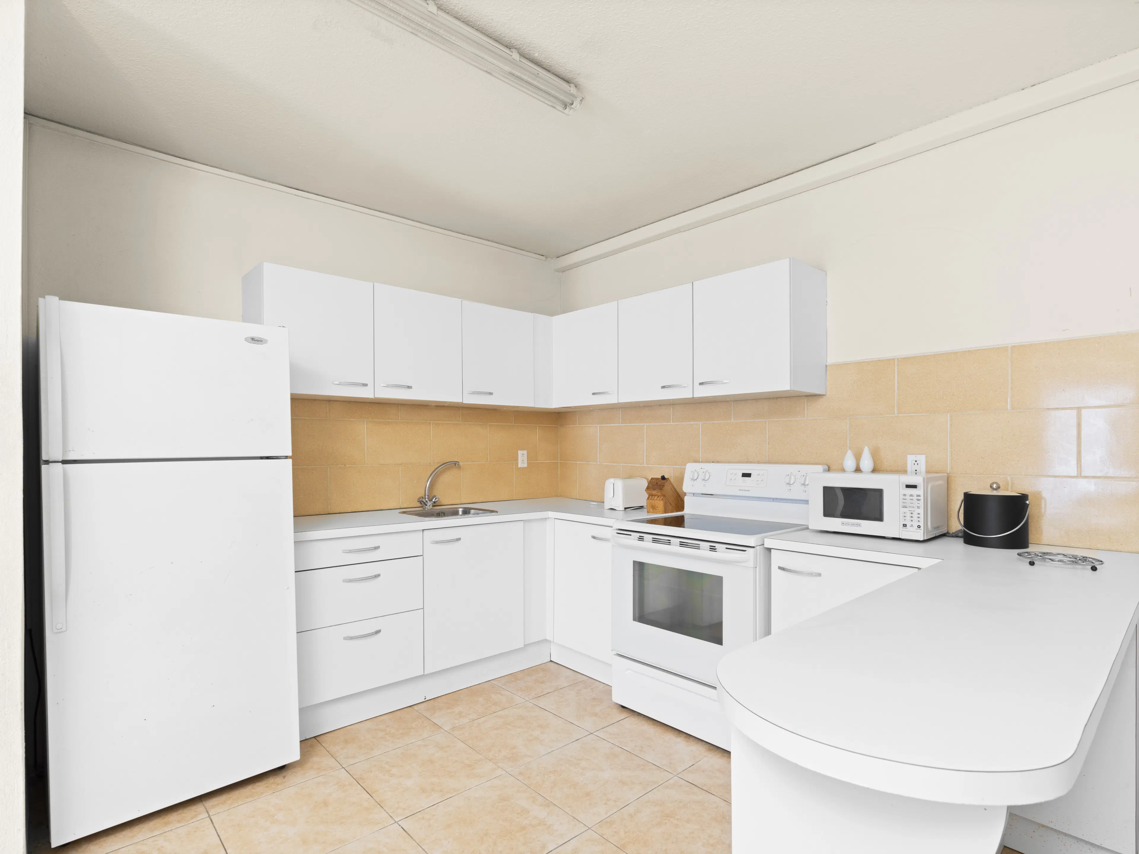 3 one-bedroom apartments (A-8) gelegen in Tower Building van Rainbow Beach Club te Cupecoy (Sint Maarten)