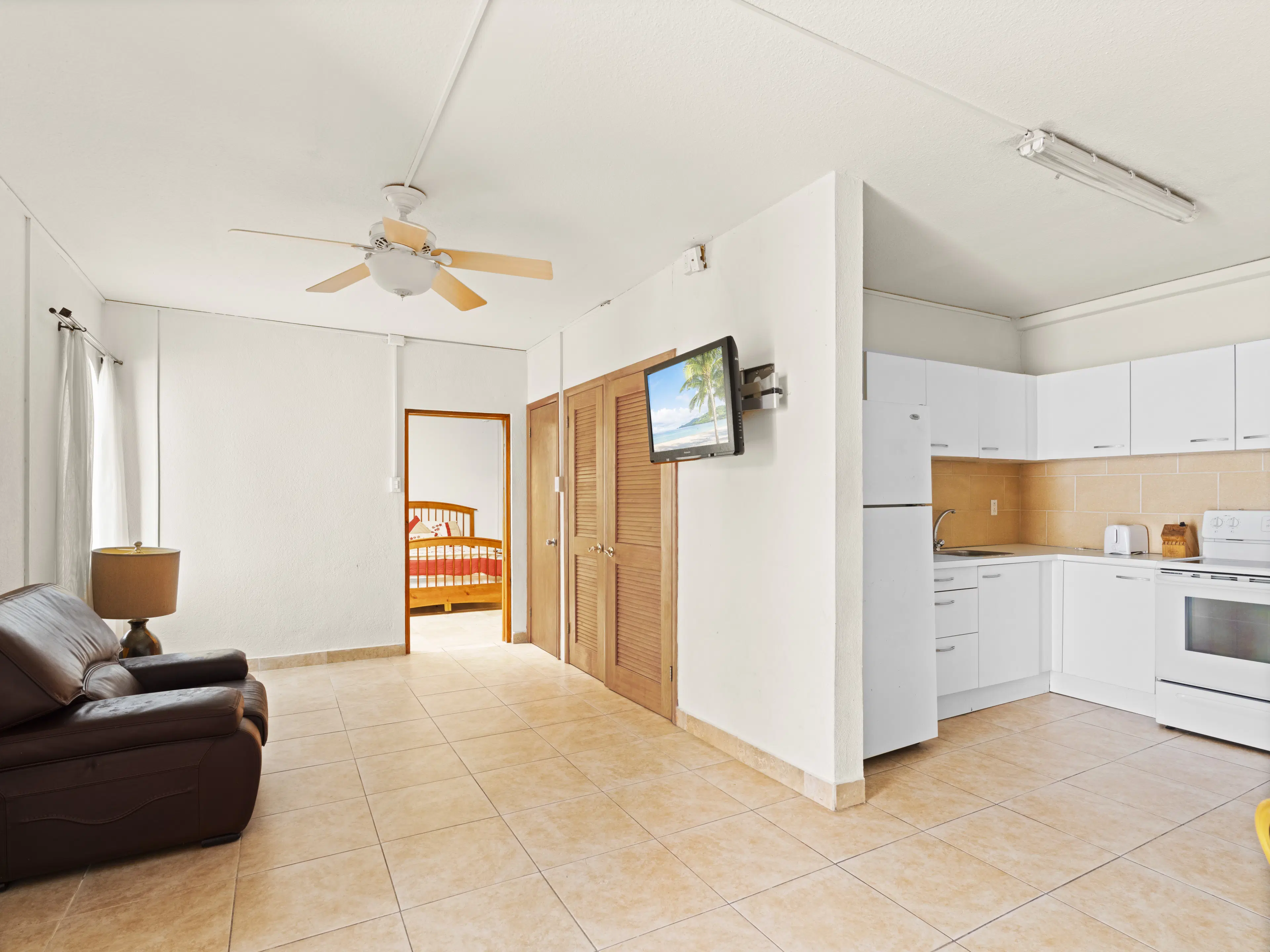 3 one-bedroom apartments (A-8) gelegen in Tower Building van Rainbow Beach Club te Cupecoy (Sint Maarten)
