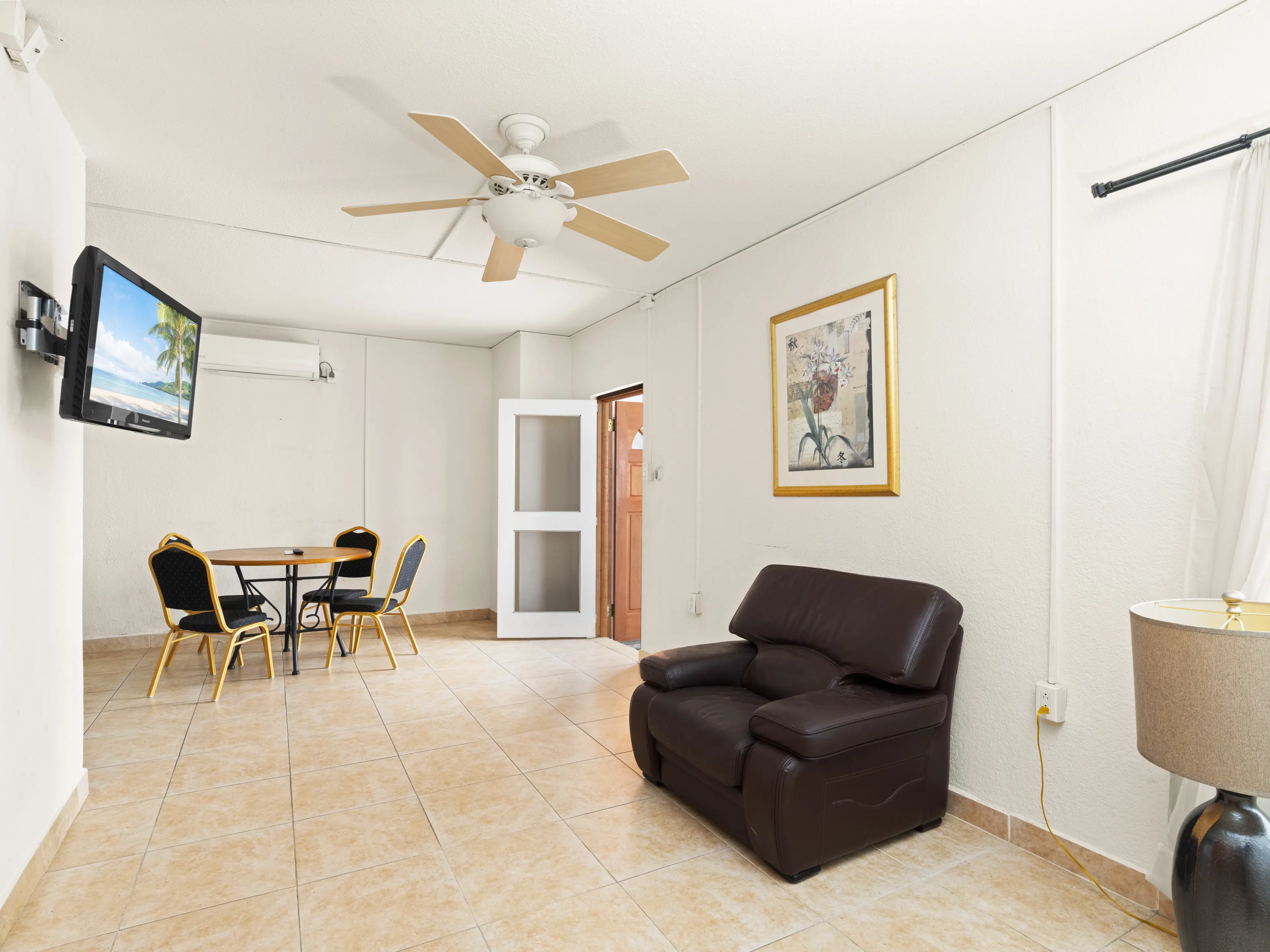 3 one-bedroom apartments (A-8) gelegen in Tower Building van Rainbow Beach Club te Cupecoy (Sint Maarten)