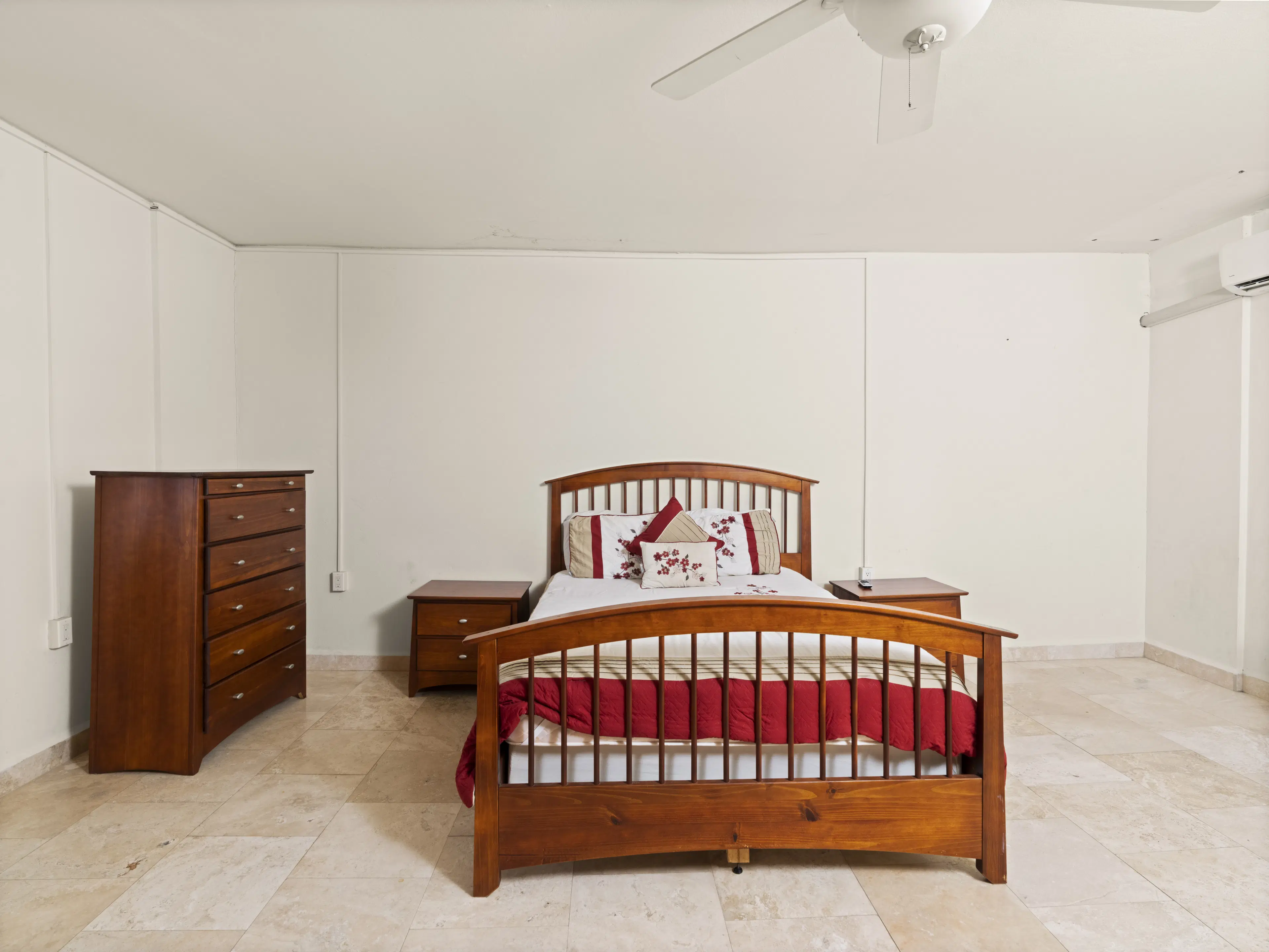 3 one-bedroom apartments (A-8) gelegen in Tower Building van Rainbow Beach Club te Cupecoy (Sint Maarten)