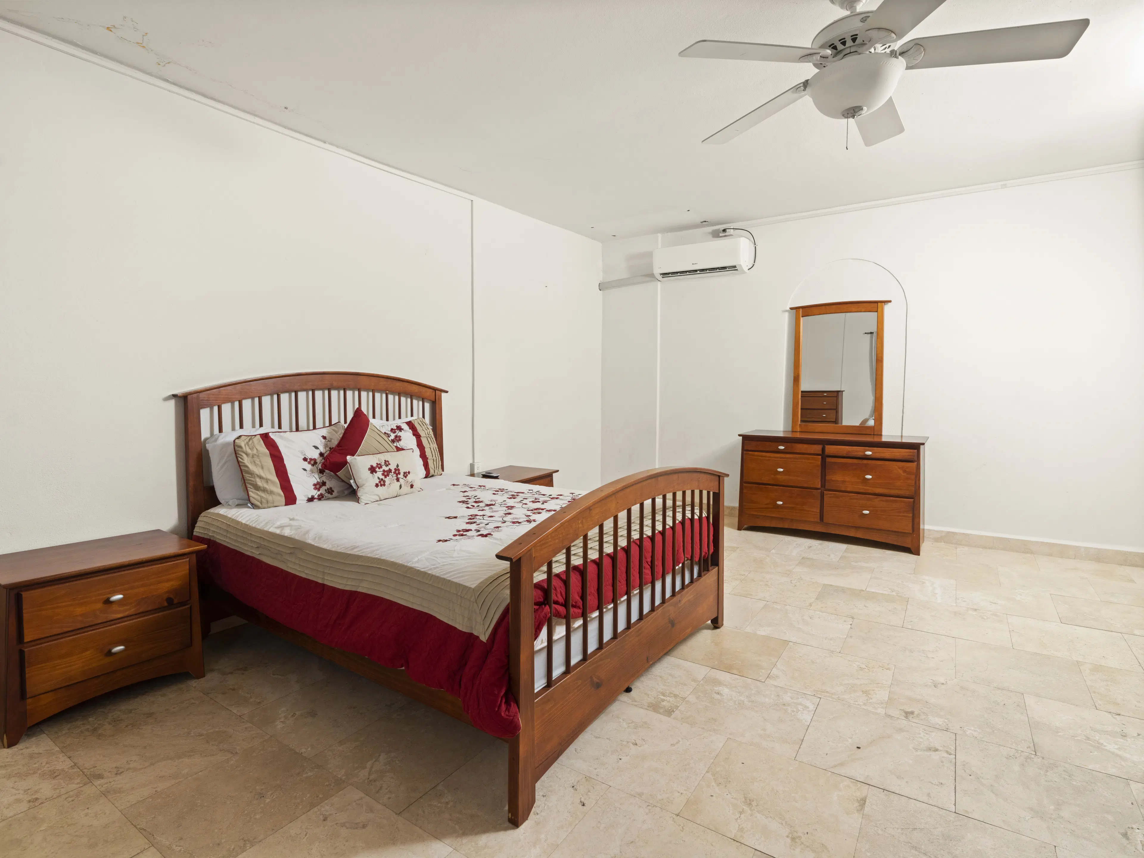 3 one-bedroom apartments (A-8) gelegen in Tower Building van Rainbow Beach Club te Cupecoy (Sint Maarten)