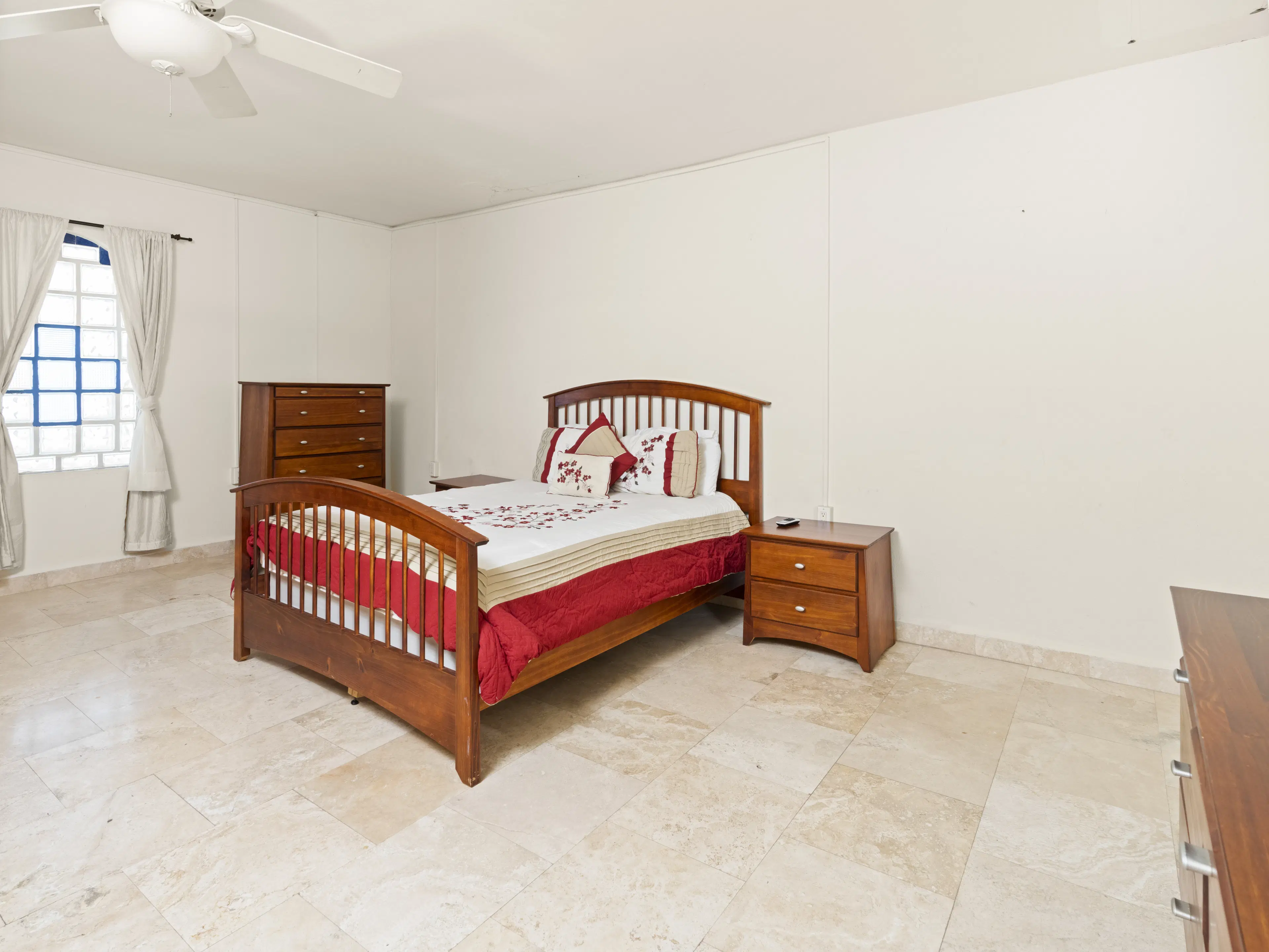 3 one-bedroom apartments (A-8) gelegen in Tower Building van Rainbow Beach Club te Cupecoy (Sint Maarten)
