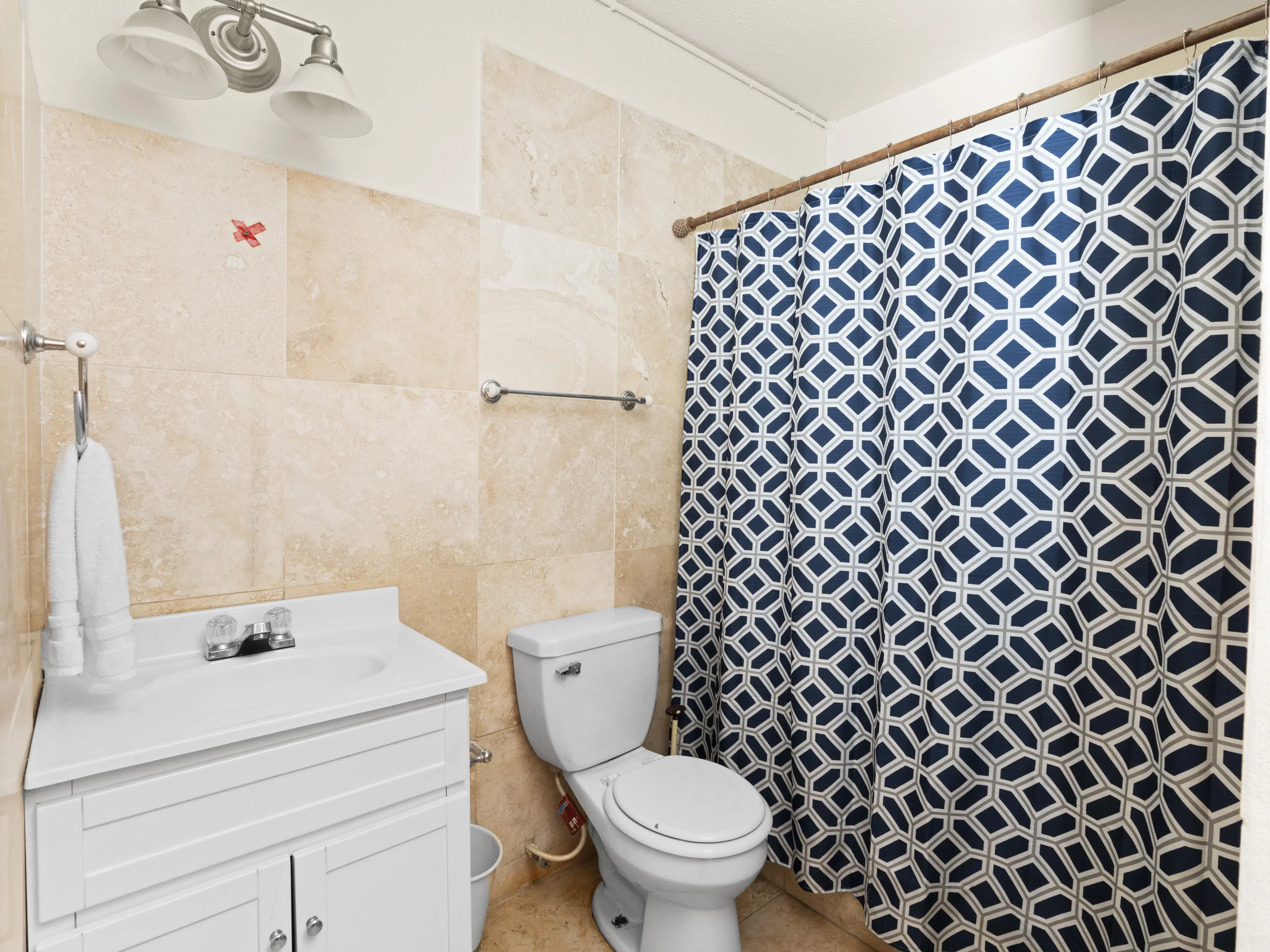 3 one-bedroom apartments (A-8) gelegen in Tower Building van Rainbow Beach Club te Cupecoy (Sint Maarten)