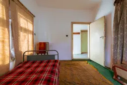 Huis met 1.578 m2 grond en bijgebouw in Belotintsi (Montana) - Bulgarije