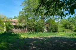 Huis met 2 verdiepingen, 2.000 m2 grond en bijgebouwen in Perilovets - Bulgarije