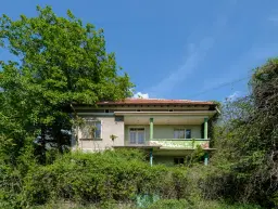 Huis met 2 verdiepingen, 2.000 m2 grond en bijgebouwen in Perilovets - Bulgarije