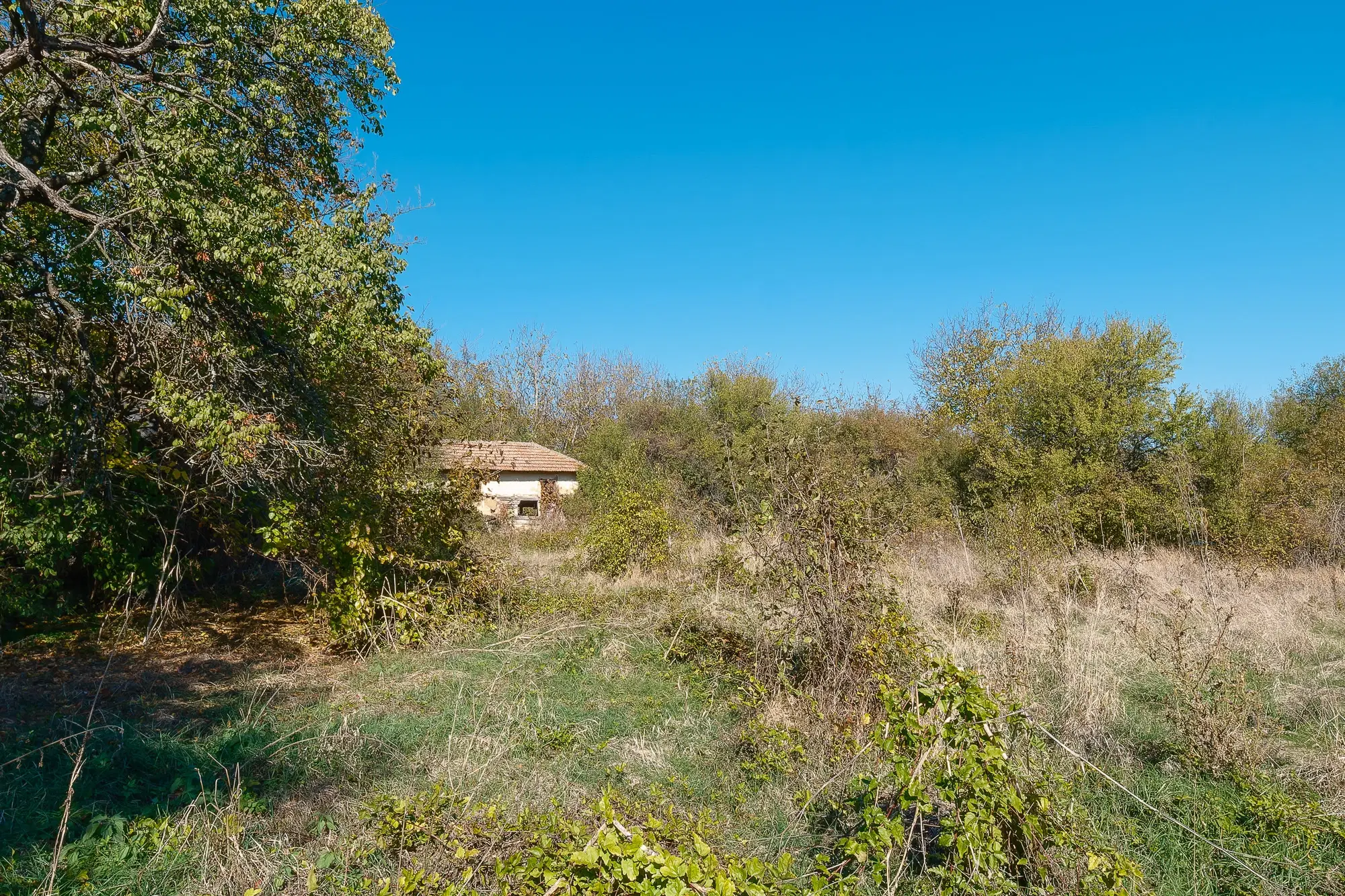 1.835 m² grond met huis en bijgebouw - Izvor Mahala - Bulgarije