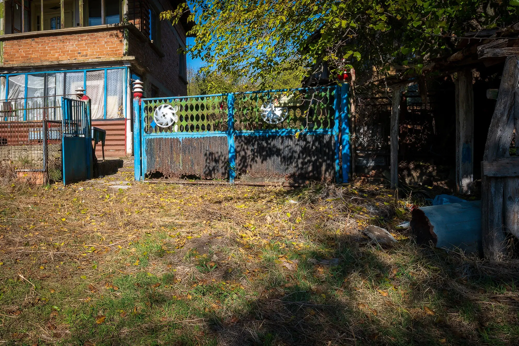 1.835 m² grond met huis en bijgebouw - Izvor Mahala - Bulgarije