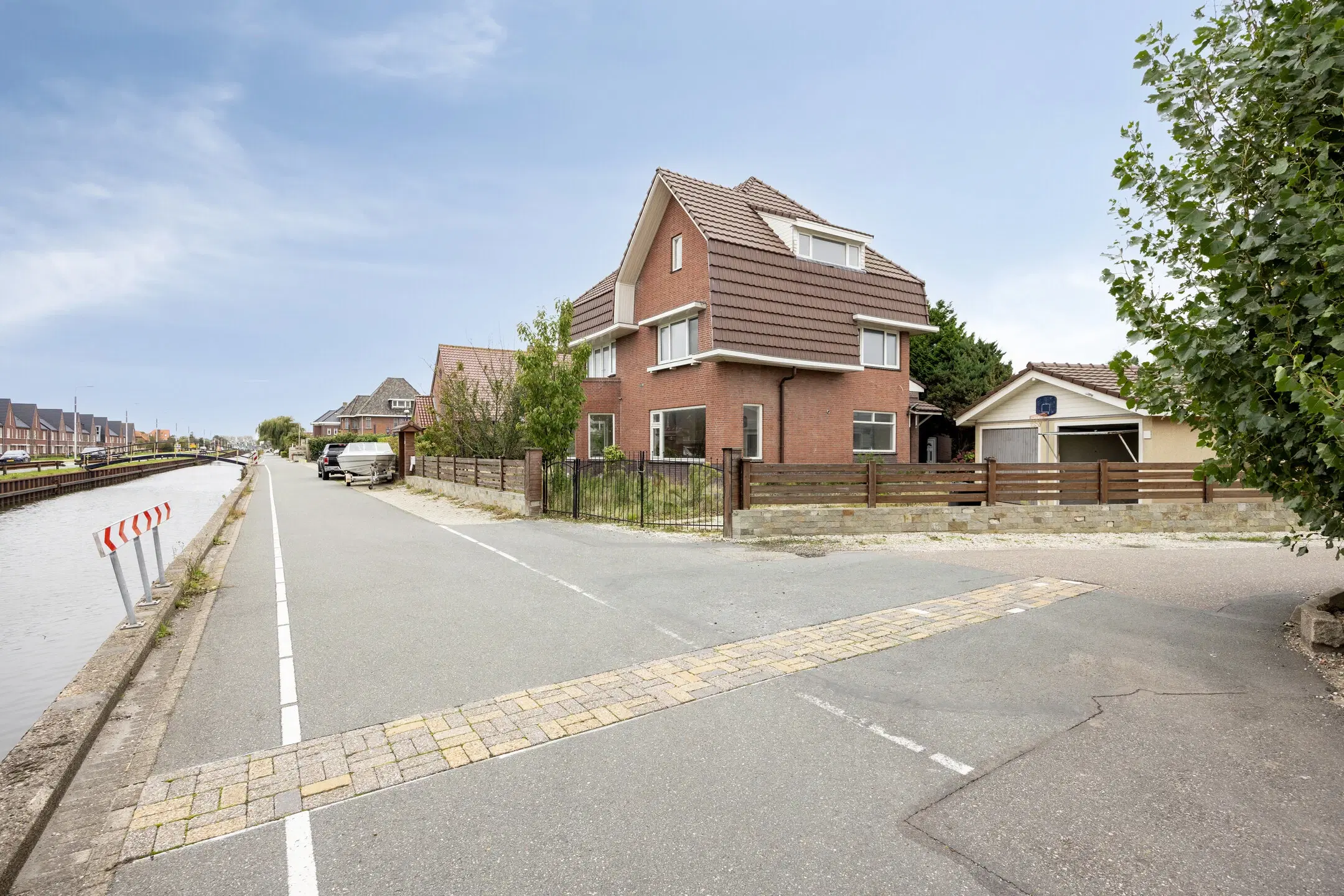 Poeldijk, Vredebestlaan 64