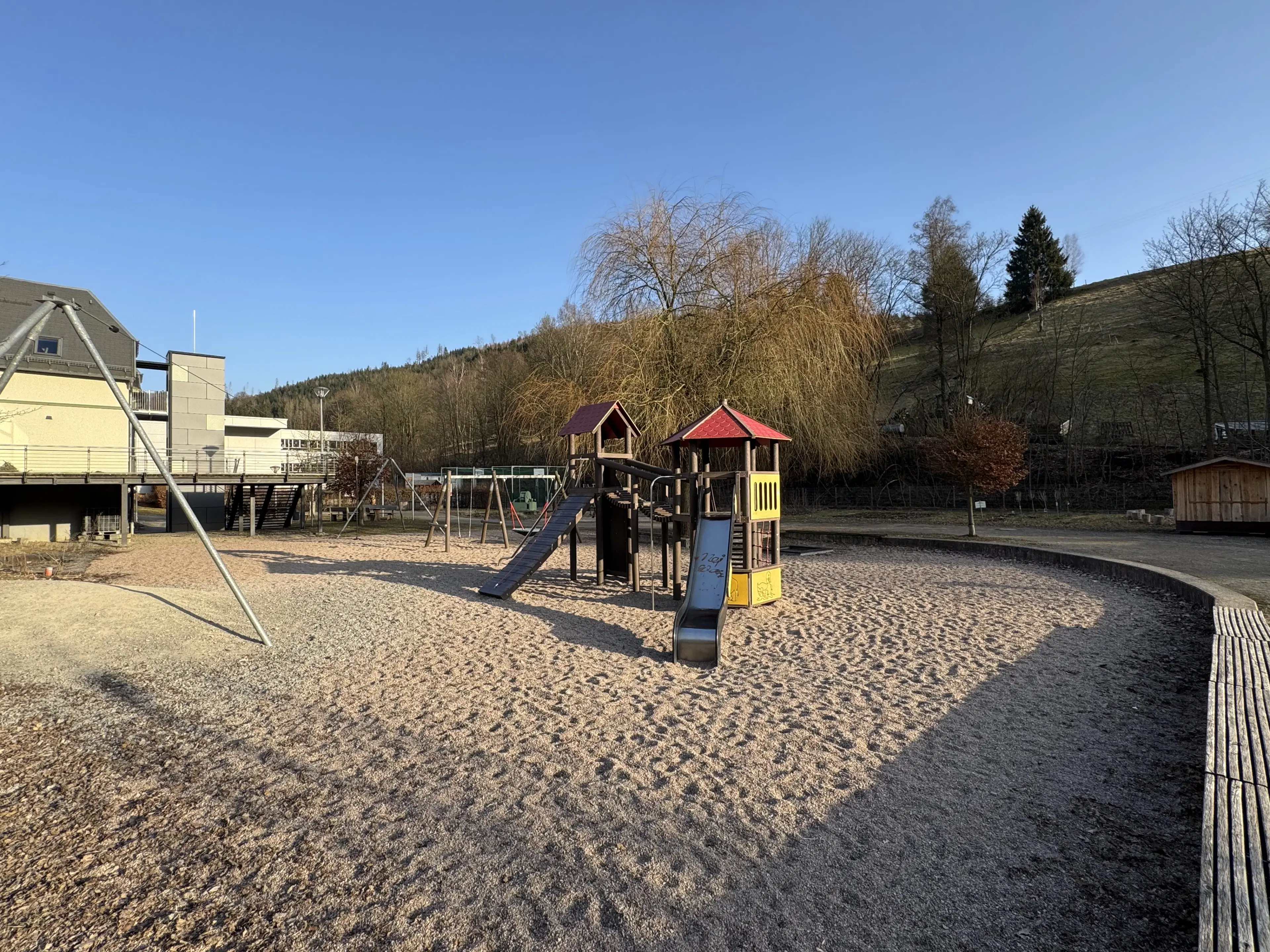 Vrijstaand gebouw in het heuvelachtige Schleusegrund, Duitsland