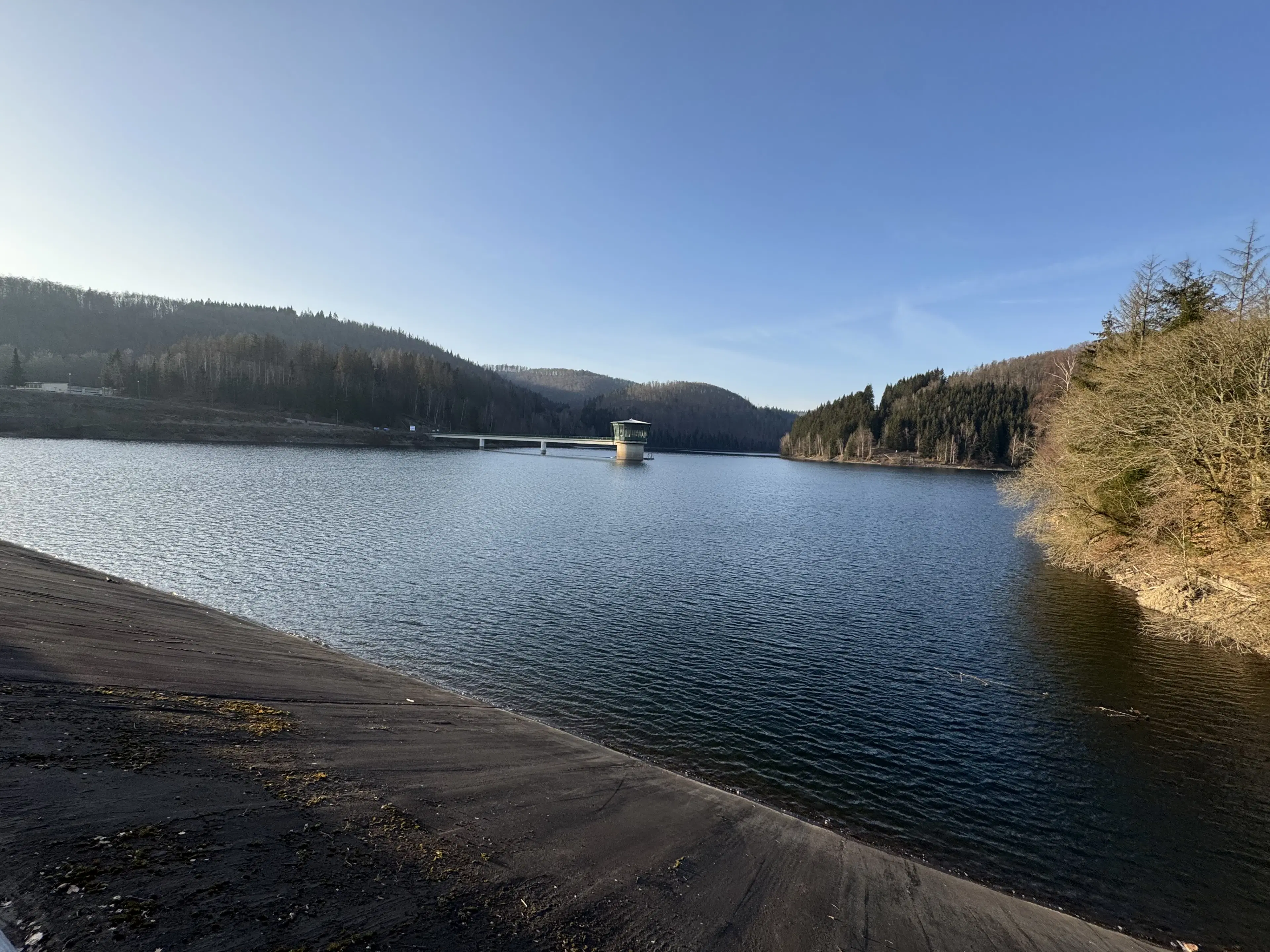 Vrijstaand gebouw in het heuvelachtige Schleusegrund, Duitsland