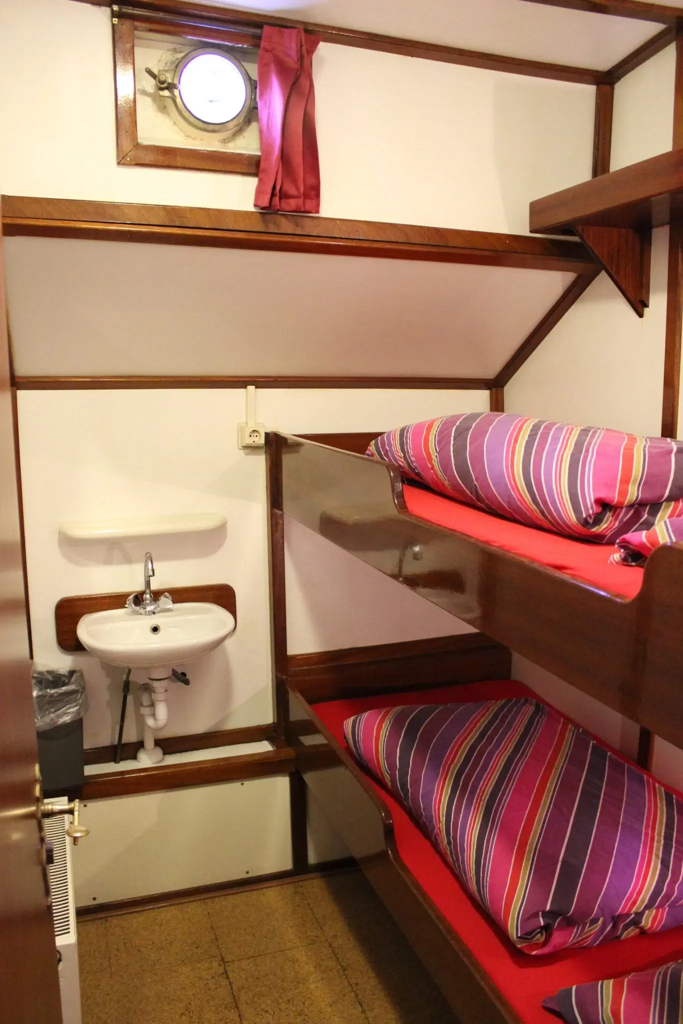 Zeilcharterschip 'Averechts' te Harlingen