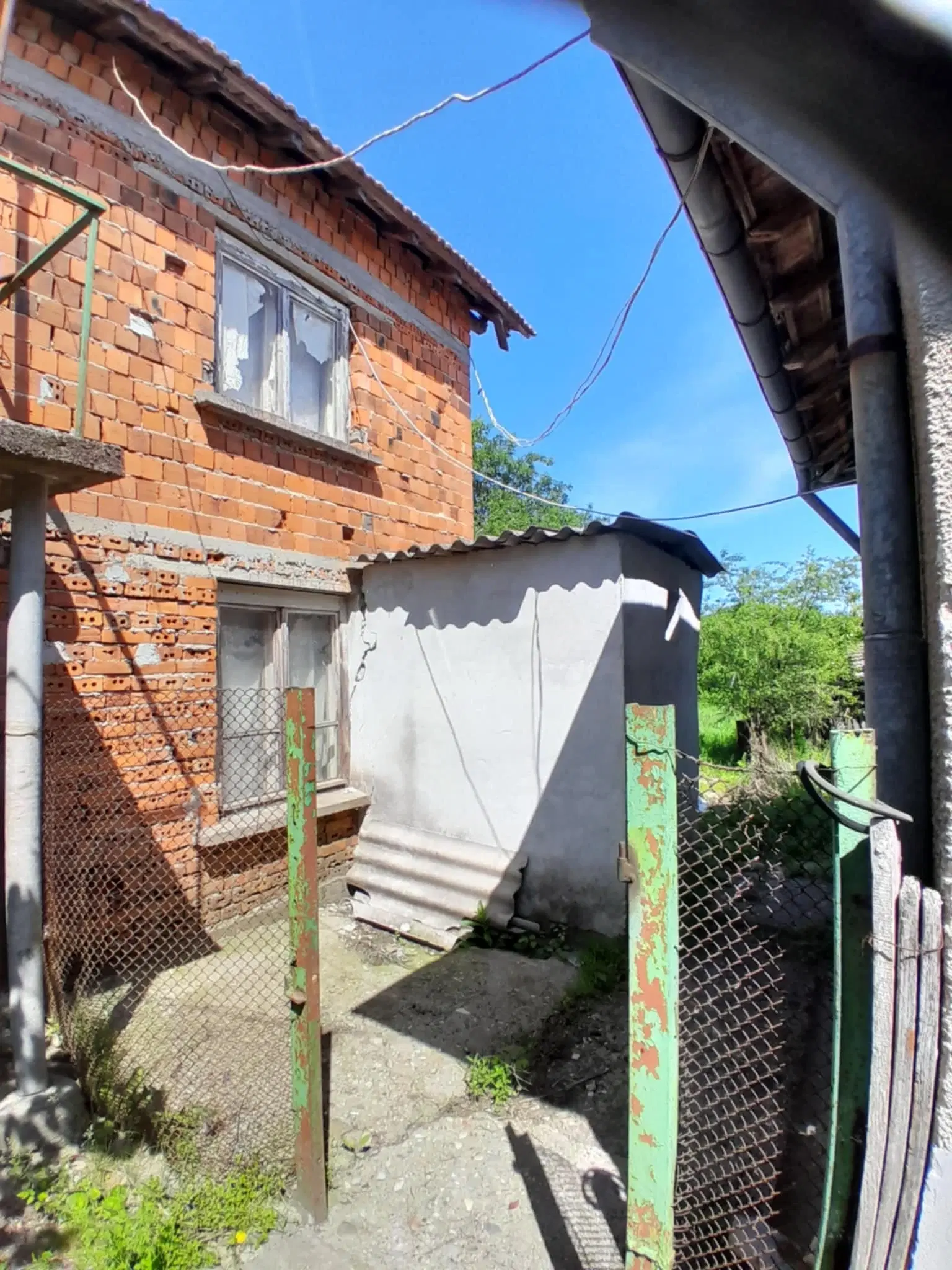 2 huizen op 2.480 m² land en bijgebouwen in Rakovitsa, Vidin - Bulgarije