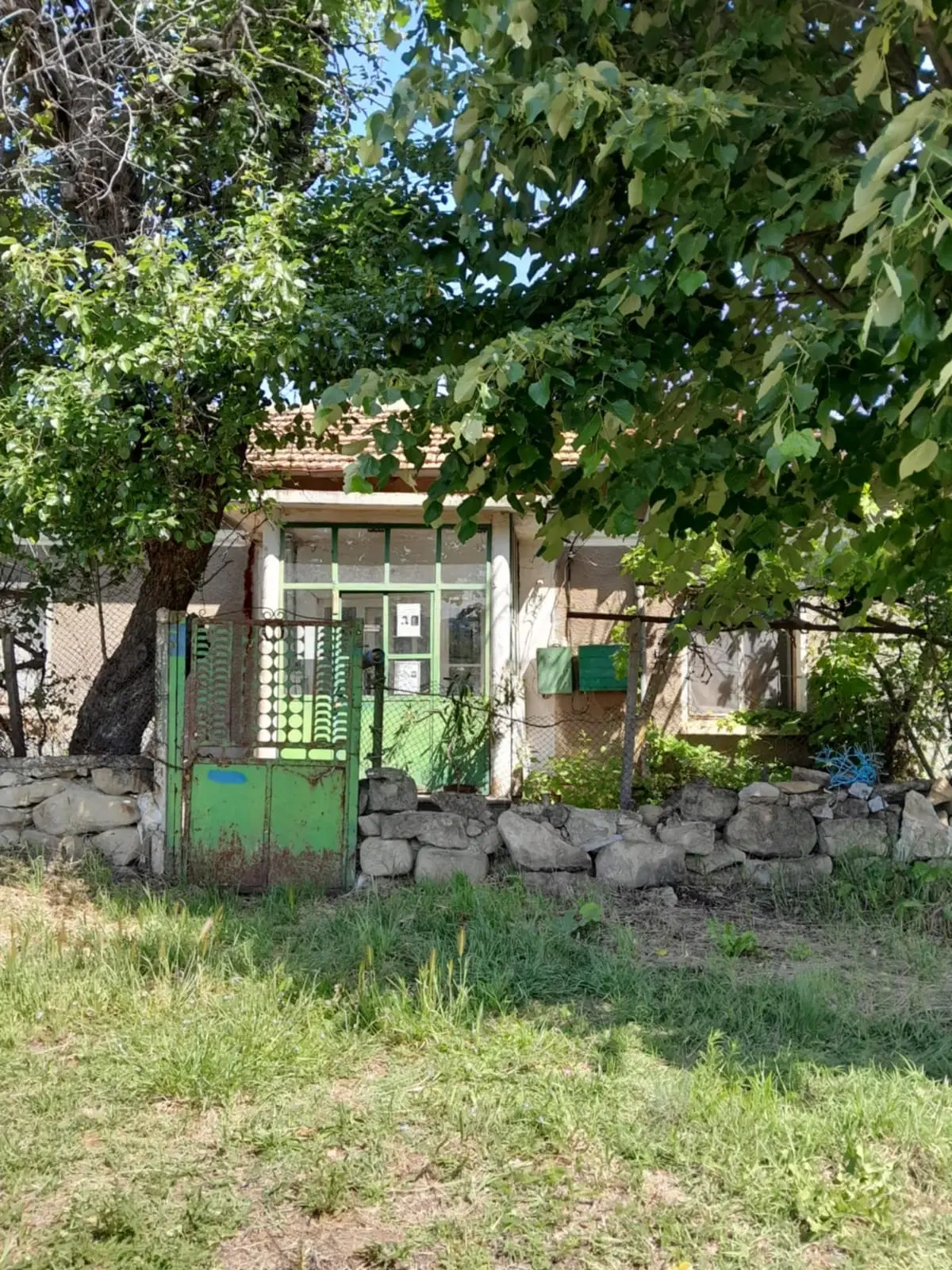 2 huizen op 2.480 m² land en bijgebouwen in Rakovitsa, Vidin - Bulgarije