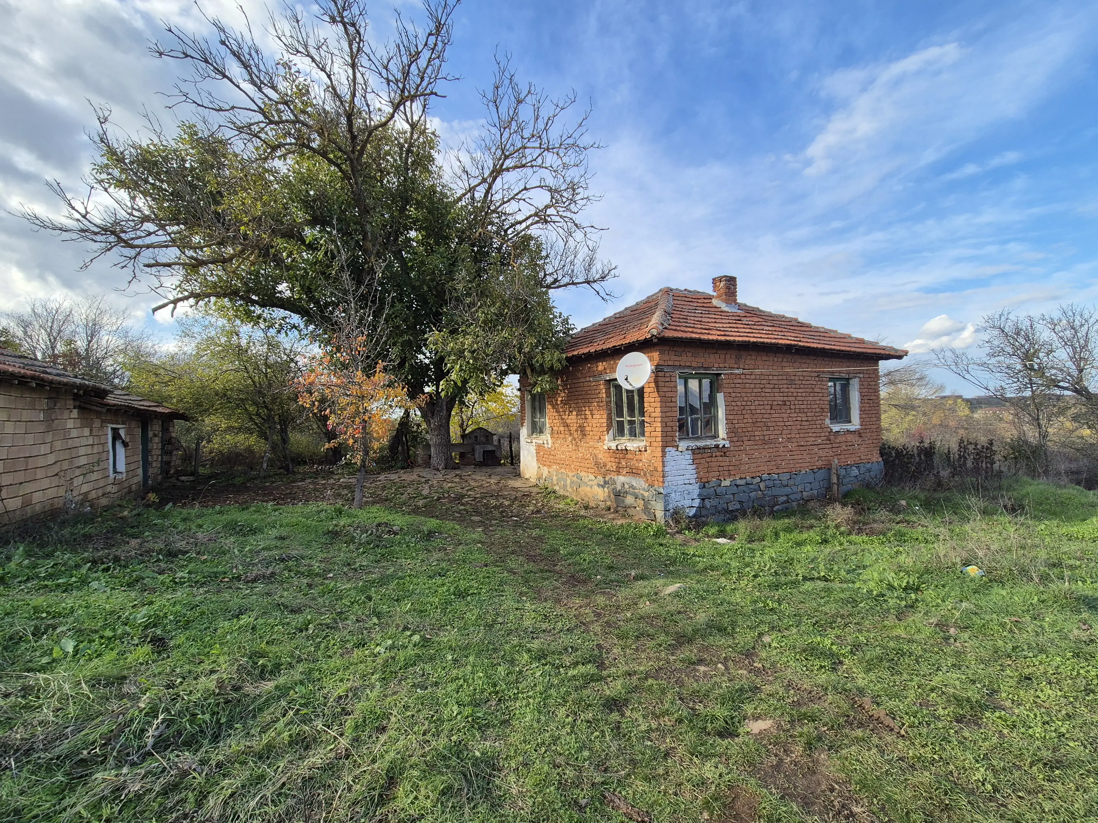 Huis en bijgebouw op ca. 1.000 m² gemeentelijke grond in Razdel - Bulgarije