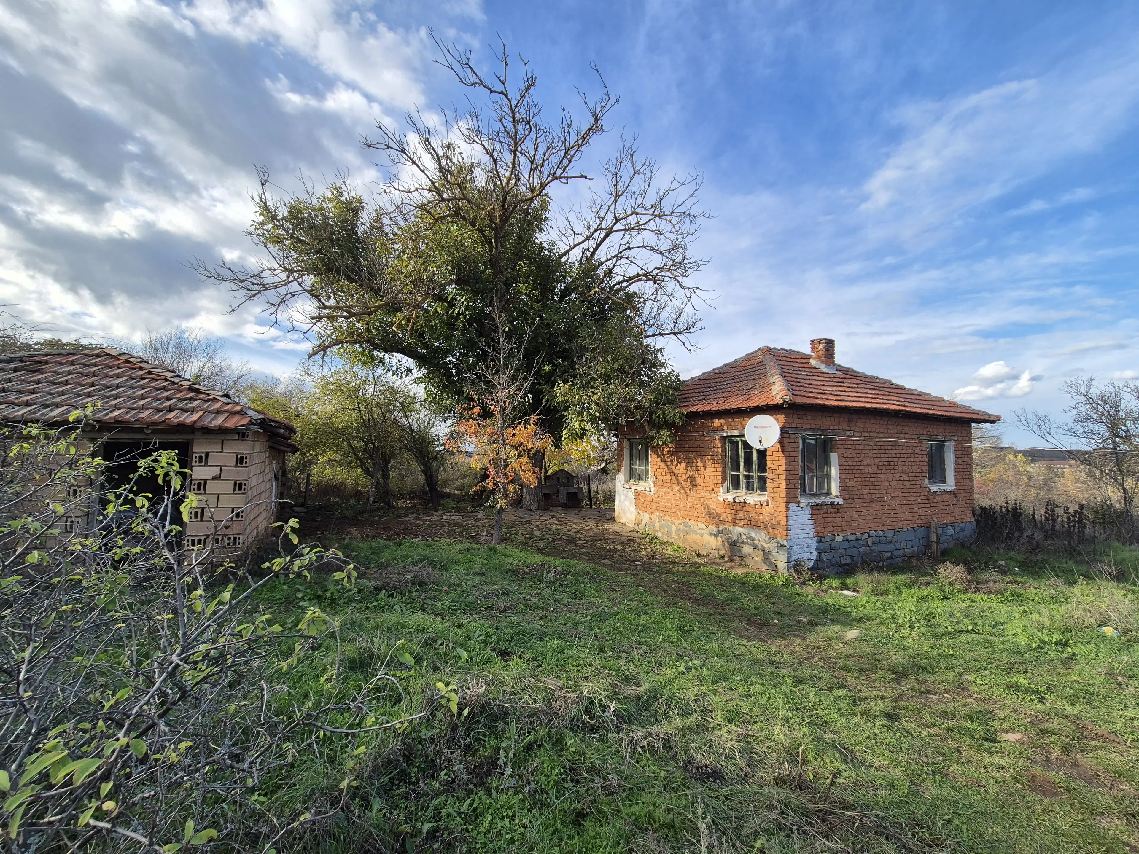 Huis en bijgebouw op ca. 1.000 m² gemeentelijke grond in Razdel - Bulgarije