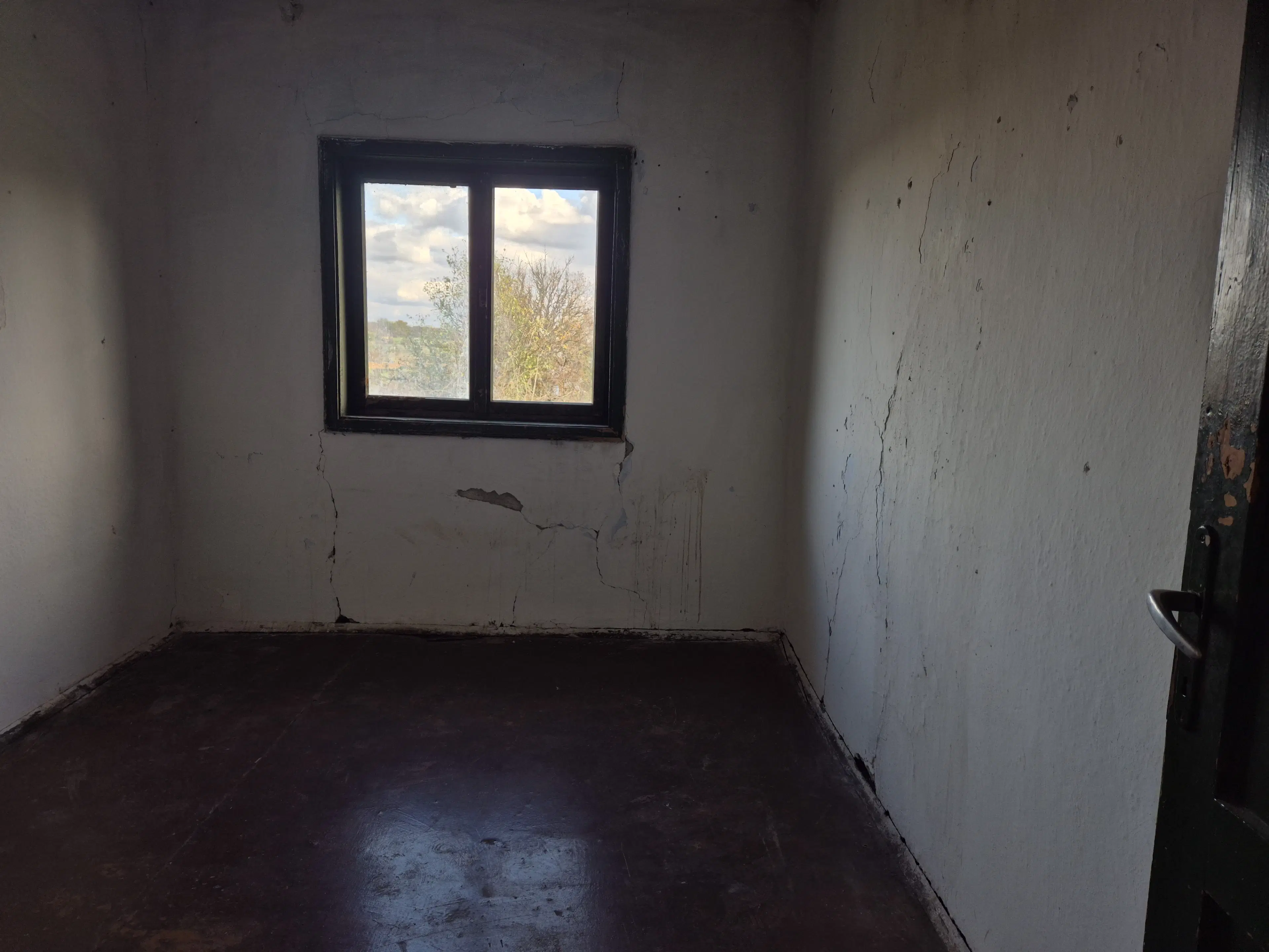 Huis en bijgebouw op ca. 1.000 m² gemeentelijke grond in Razdel - Bulgarije