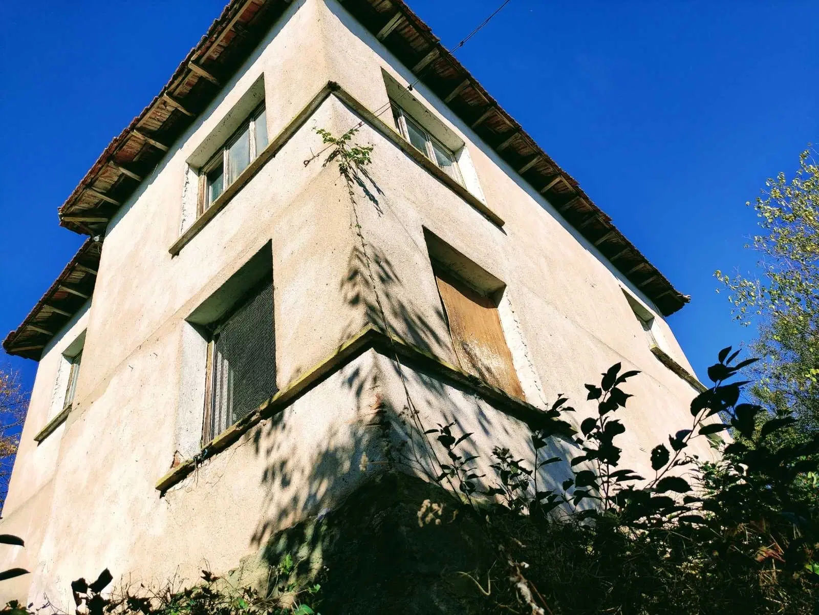 Tweelaags huis met een perceel van 1.100 m² en landbouwgrond van 6.494 m² in Rakovitsa - Bulgarije