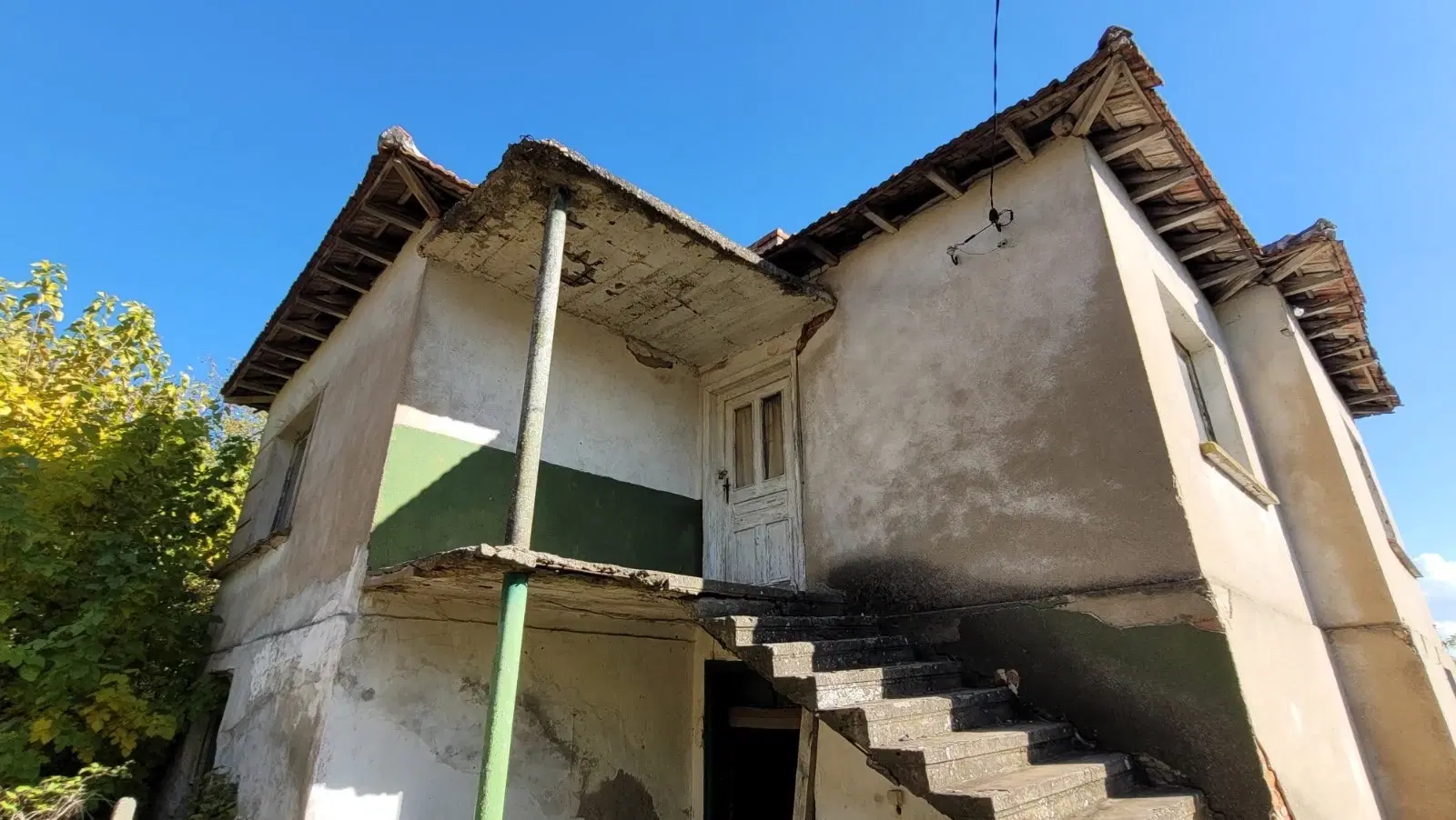 Tweelaags huis met een perceel van 1.100 m² en landbouwgrond van 6.494 m² in Rakovitsa - Bulgarije