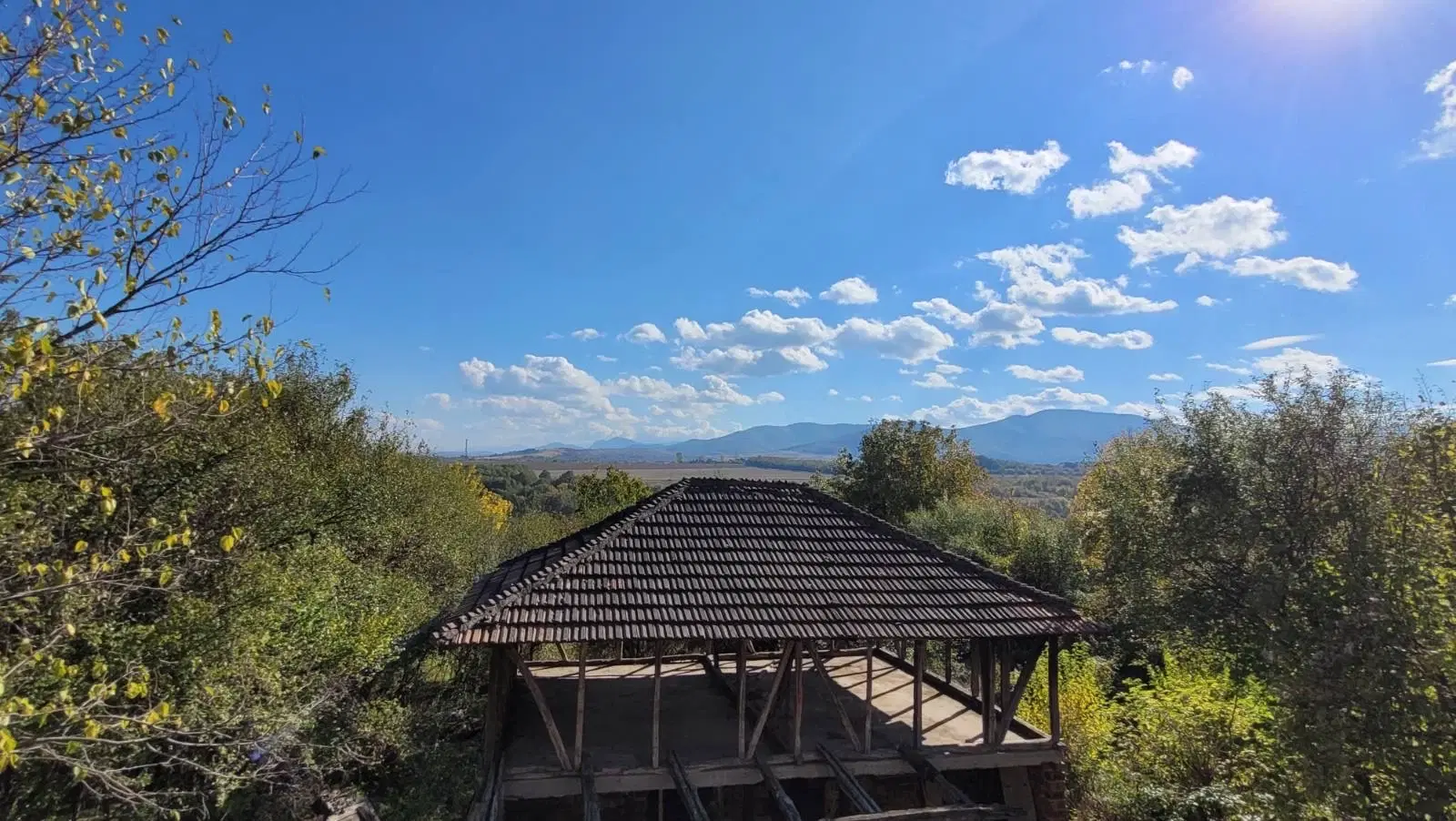Tweelaags huis met een perceel van 1.100 m² en landbouwgrond van 6.494 m² in Rakovitsa - Bulgarije
