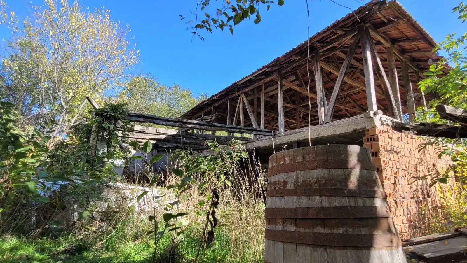 Tweelaags huis met een perceel van 1.100 m² en landbouwgrond van 6.494 m² in Rakovitsa - Bulgarije