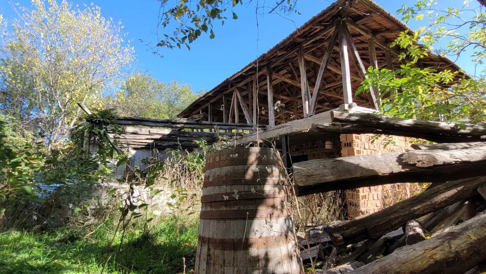 Tweelaags huis met een perceel van 1.100 m² en landbouwgrond van 6.494 m² in Rakovitsa - Bulgarije