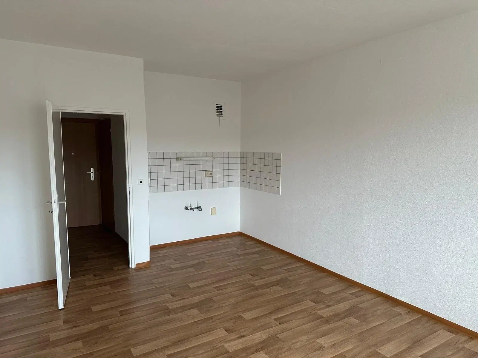 60 appartementen / studio’s, bouwjaar 1988, 25 verhuurd (€ 82.800,= huur) - Markneukirchen - Duitsland