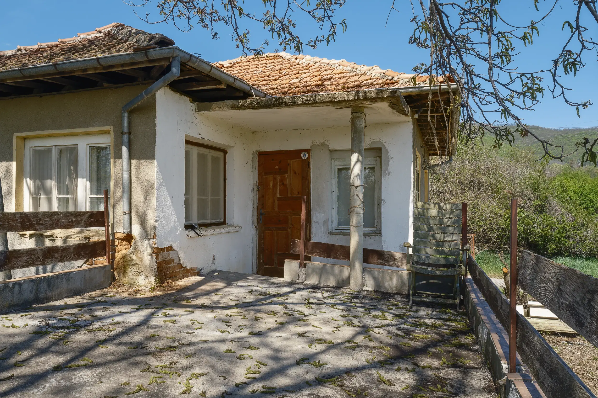 Perceel van 1.364 m² met gezinswoning en bijgebouwen in Damyanovo, Gabrovo - Bulgarije